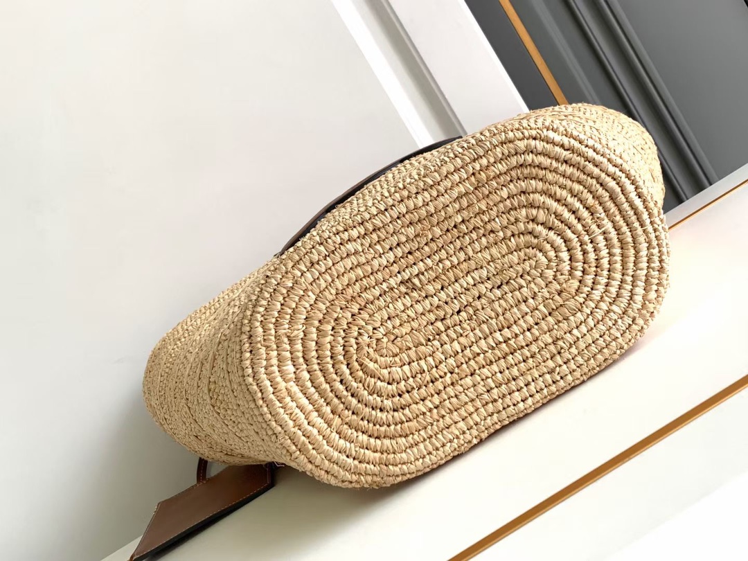 ce**e medium S*pple ce**e classic panier in raffia and calfskin