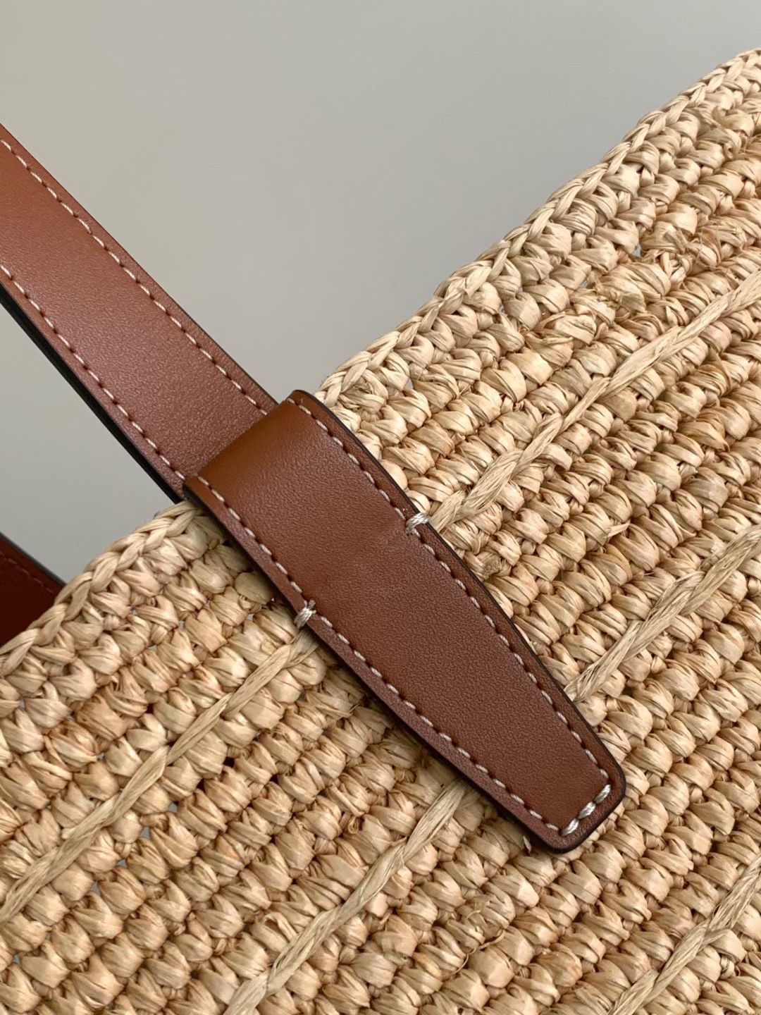 ce**e medium S*pple ce**e classic panier in raffia and calfskin