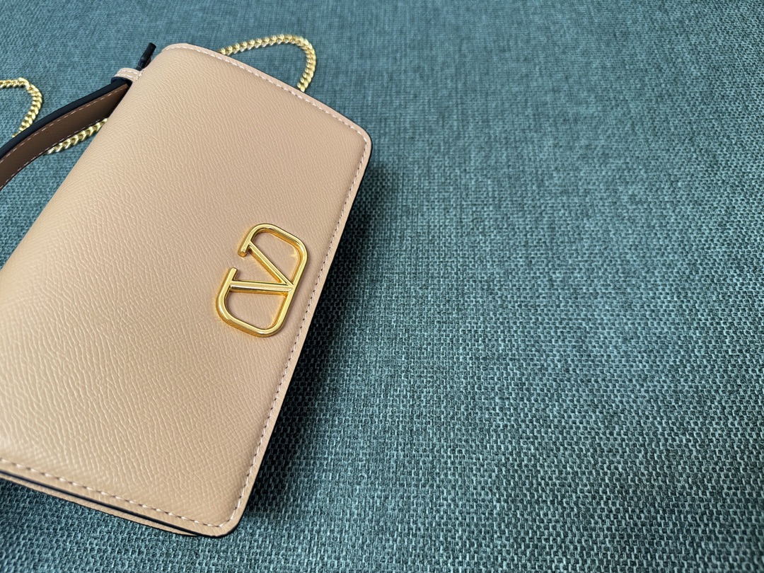 Valentino Garavani Vring WOC Chain Bag