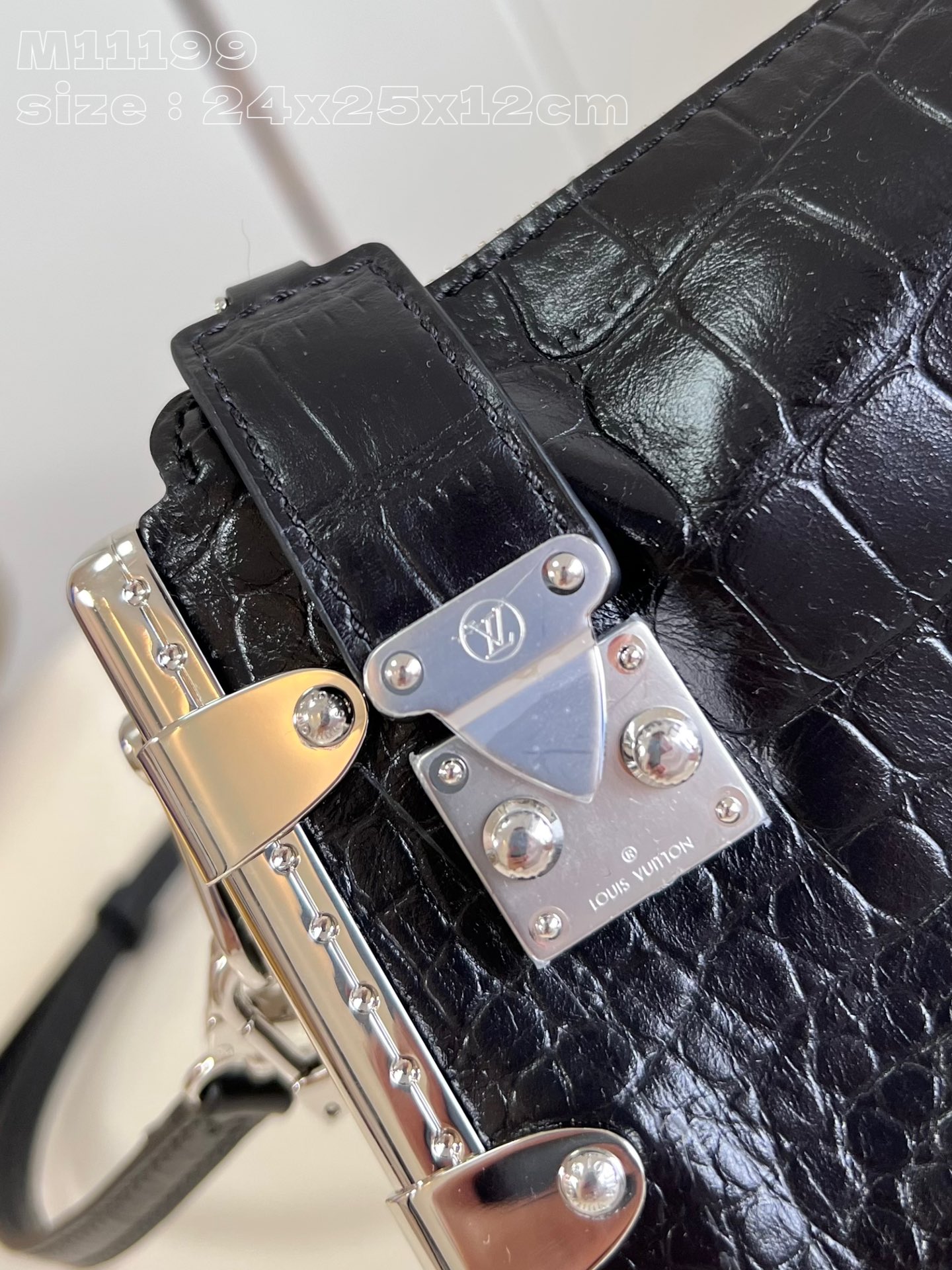 l**is V*t*n slim trunk handbag