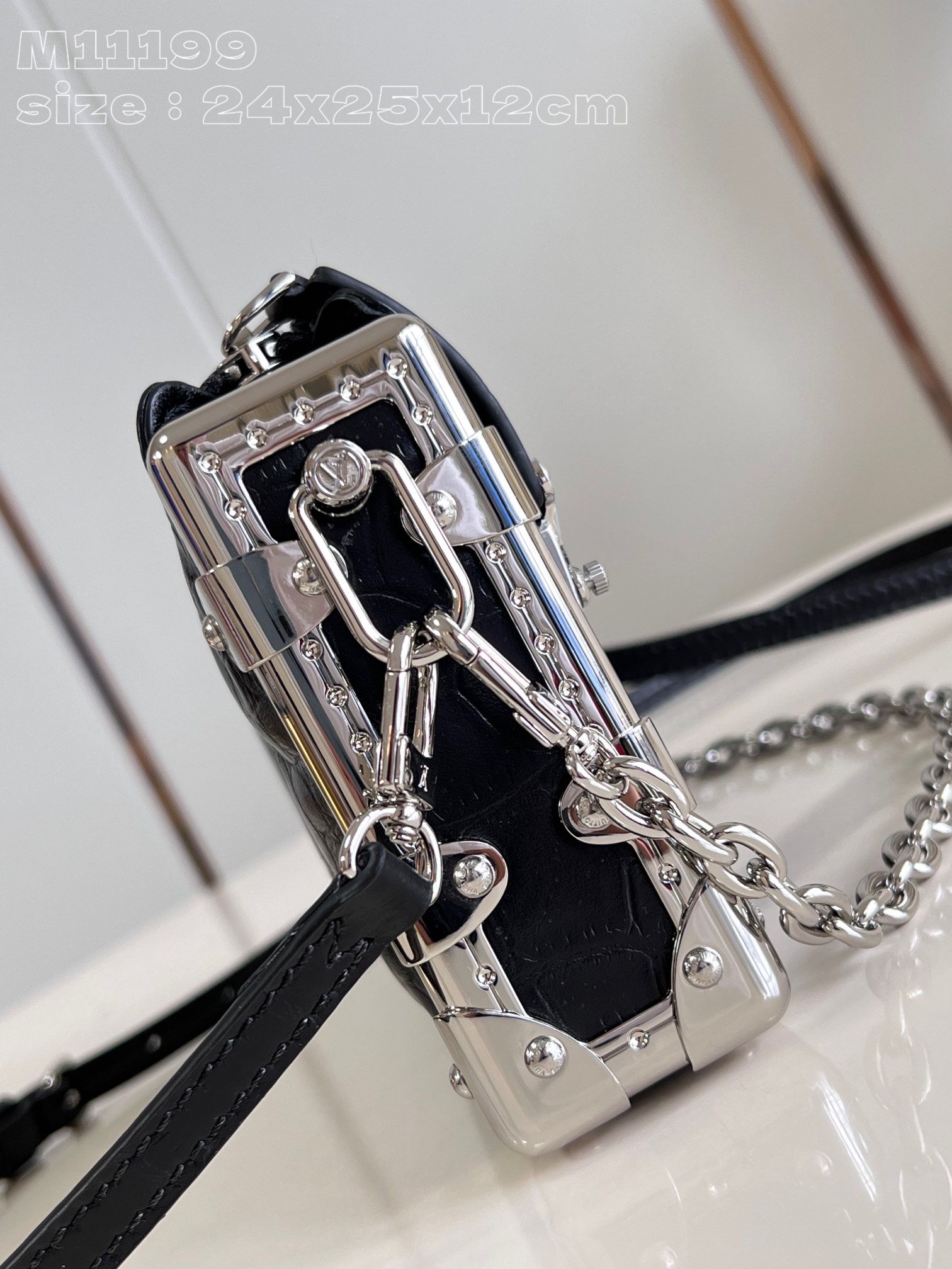 l**is V*t*n slim trunk handbag