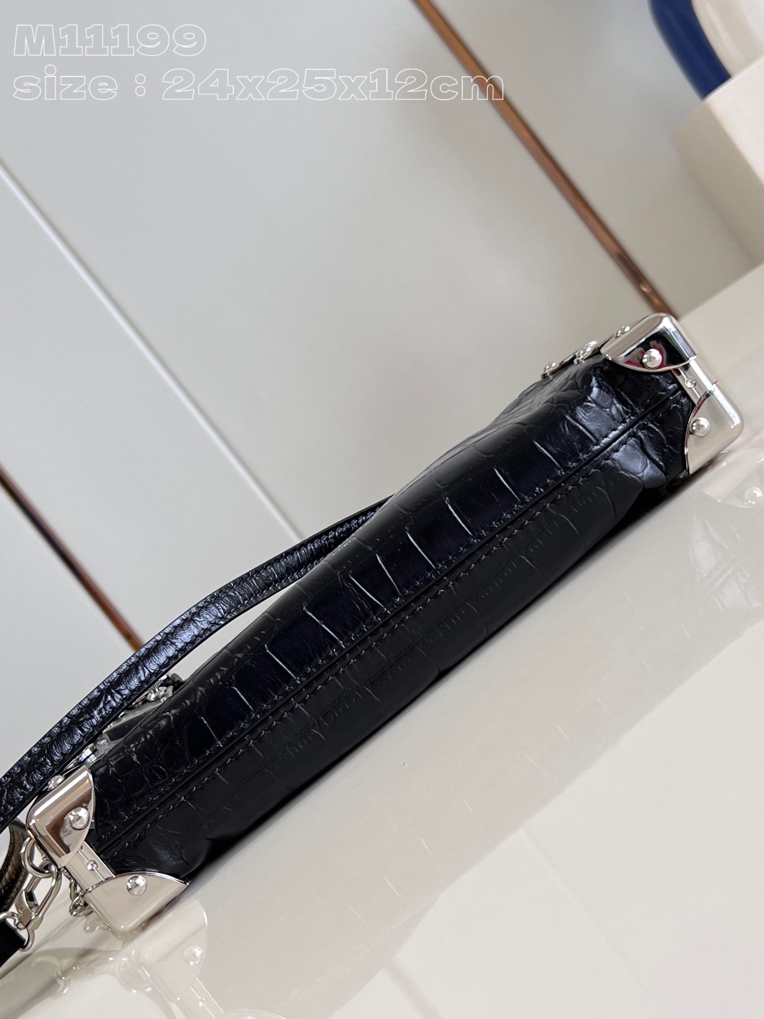 l**is V*t*n slim trunk handbag