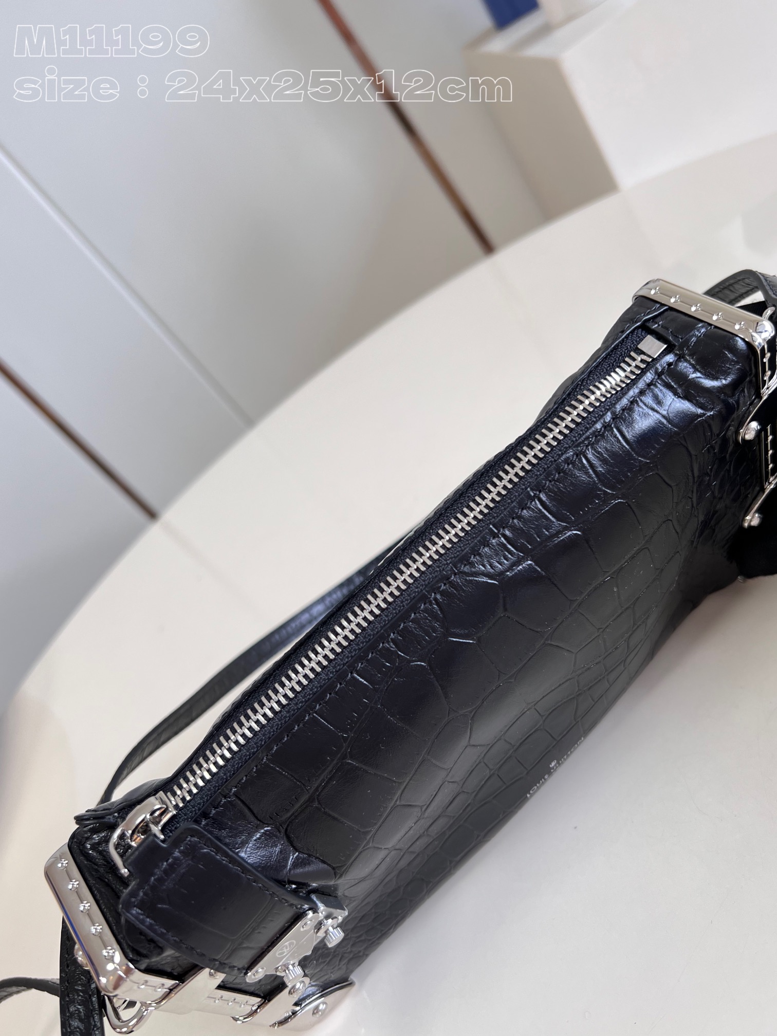 l**is V*t*n slim trunk handbag