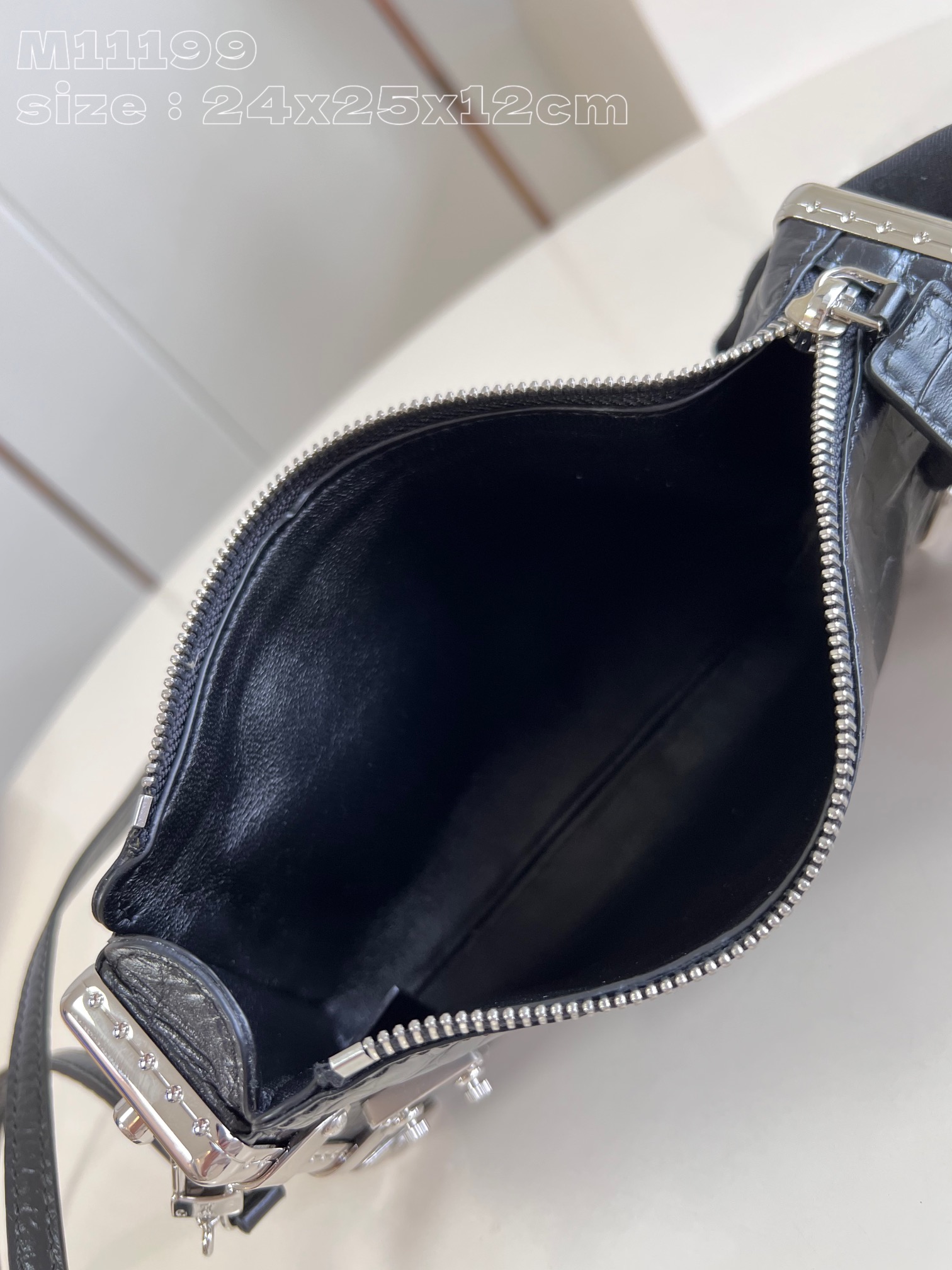 l**is V*t*n slim trunk handbag