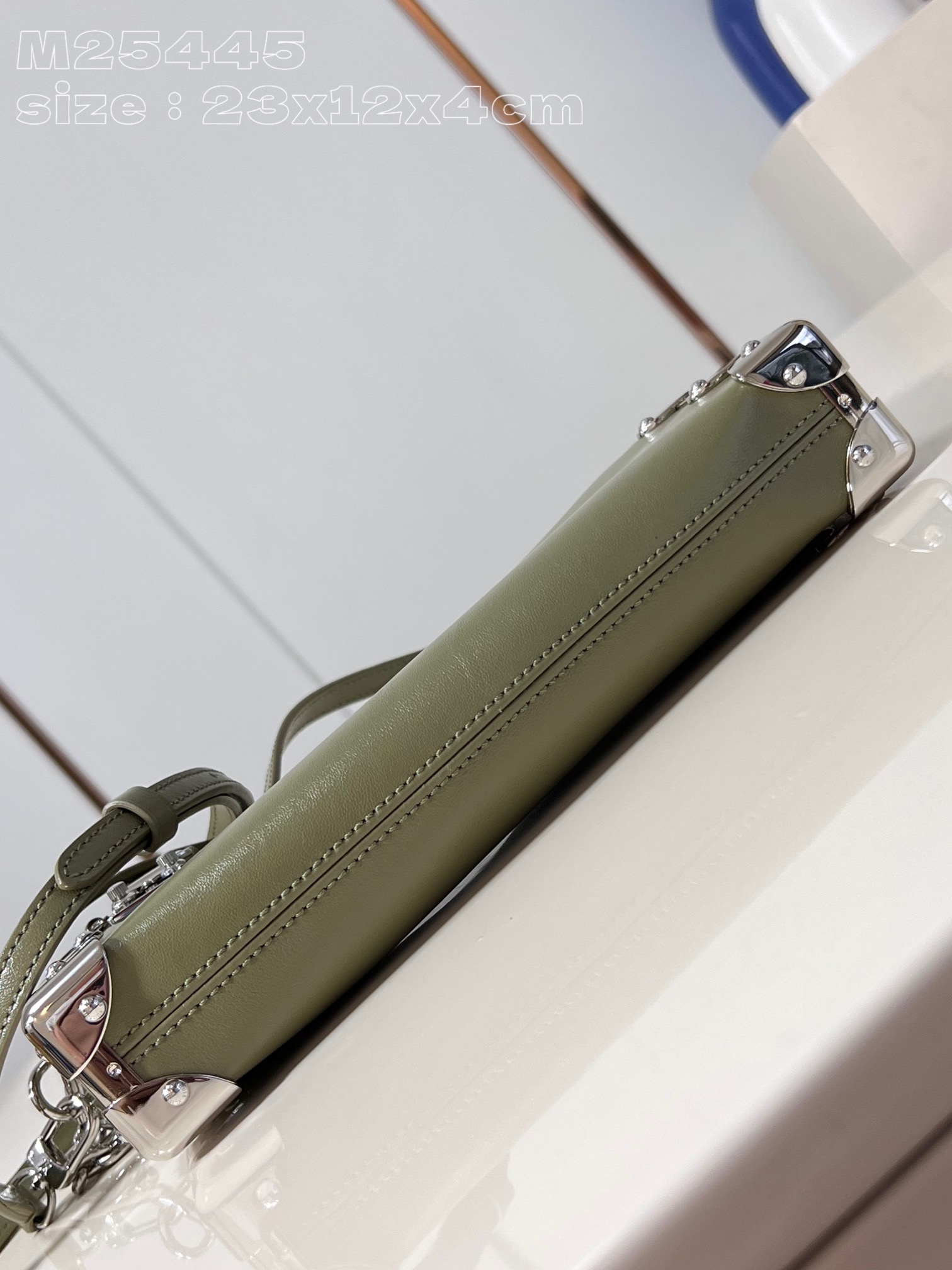l**is V*t*n slim trunk handbag