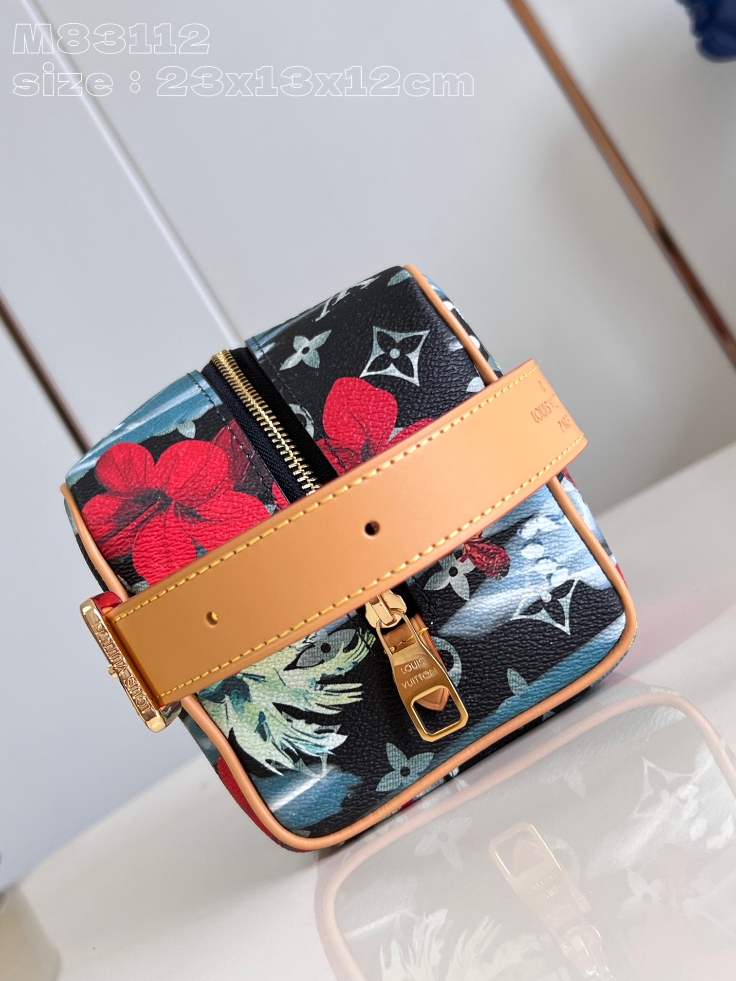 l**is V*t*n locker dopp kit