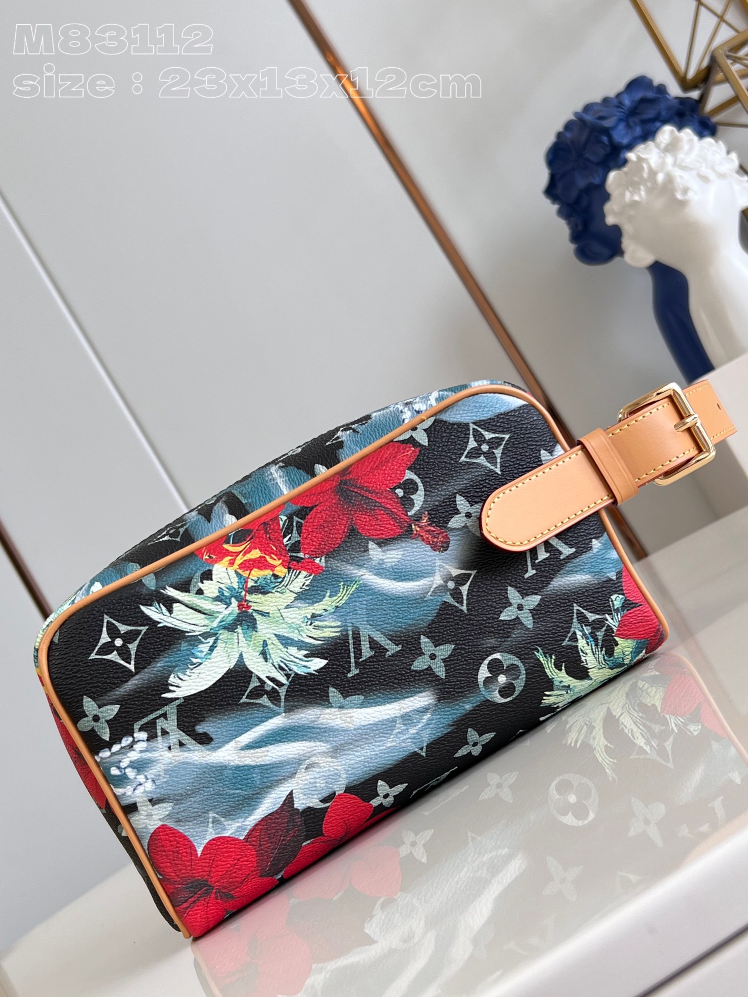 l**is V*t*n locker dopp kit