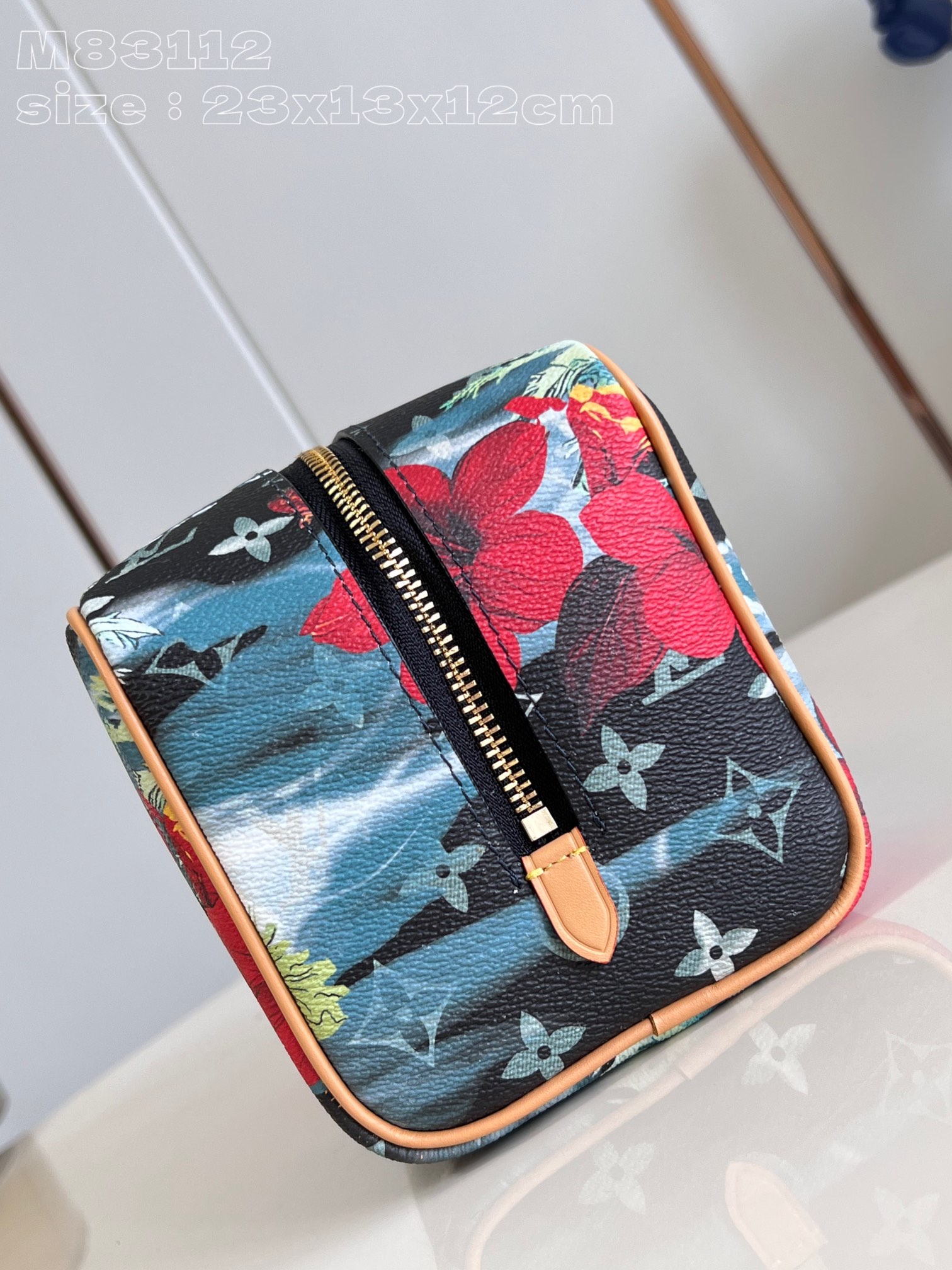 l**is V*t*n locker dopp kit