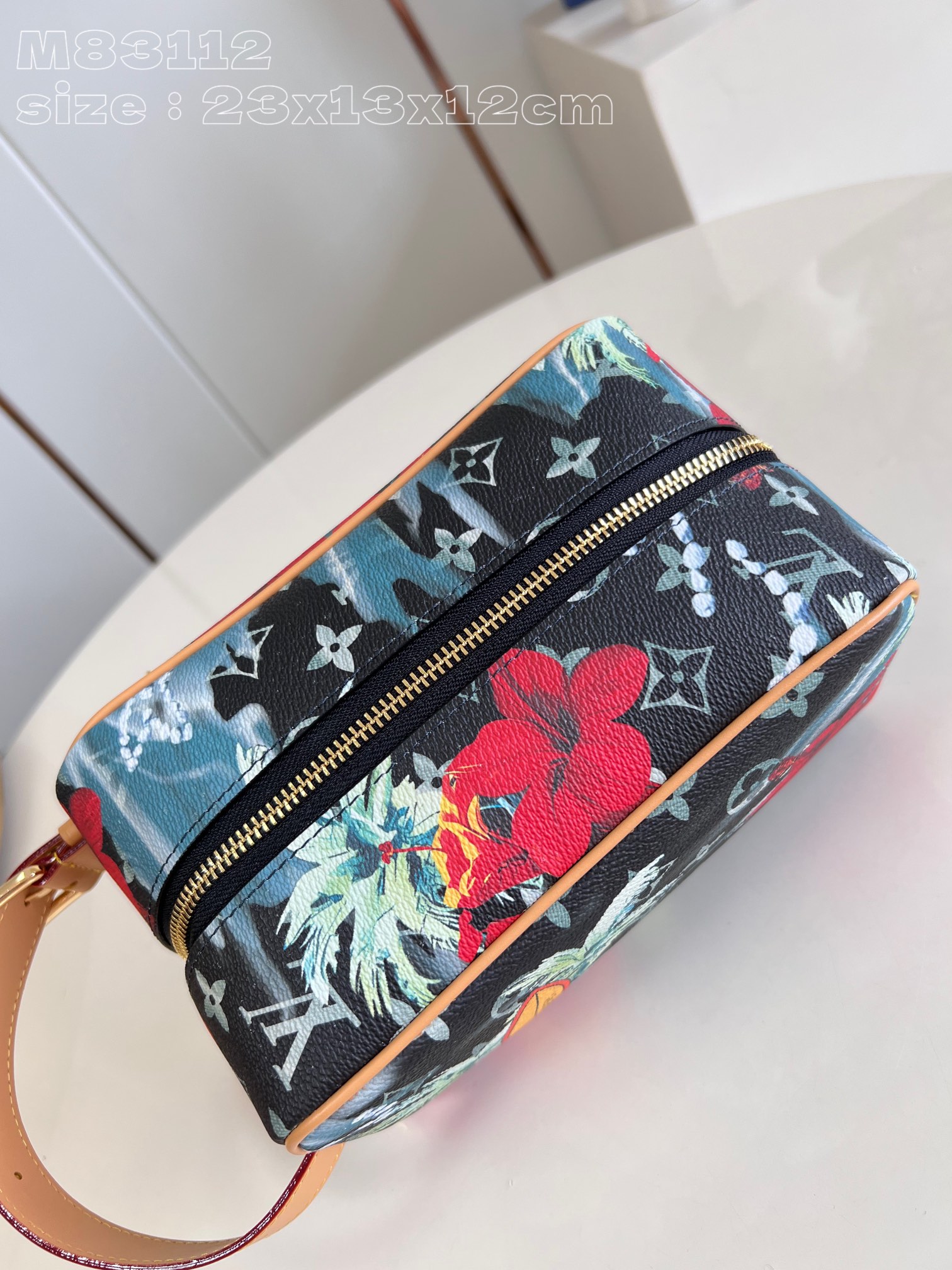 l**is V*t*n locker dopp kit