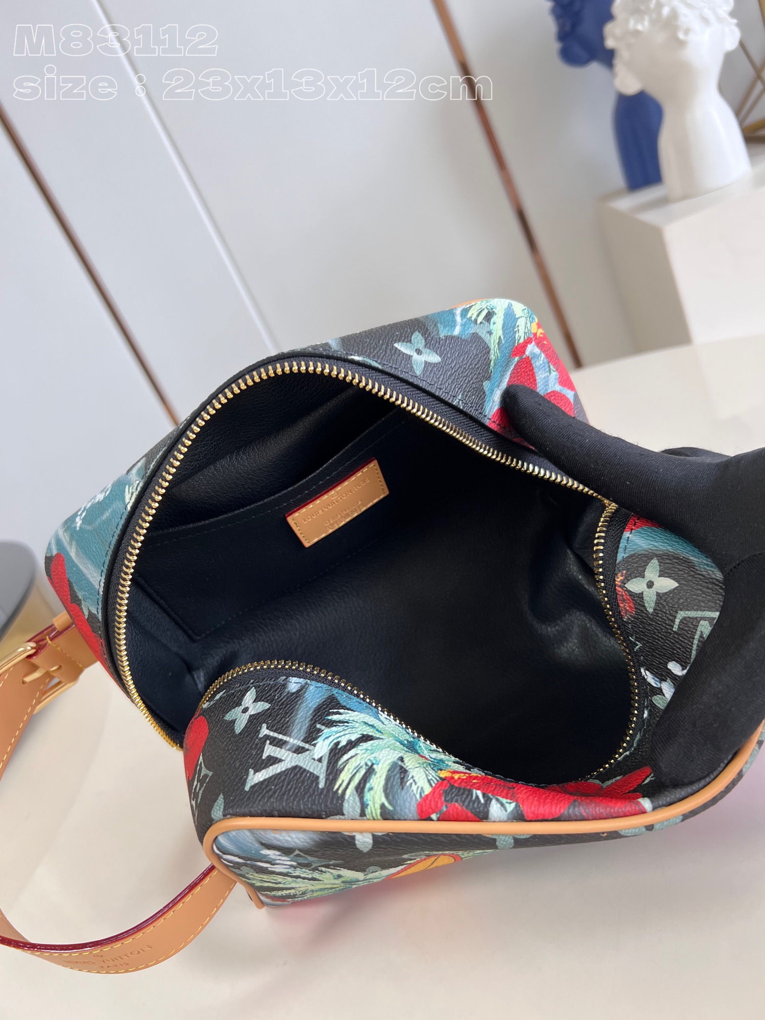 l**is V*t*n locker dopp kit