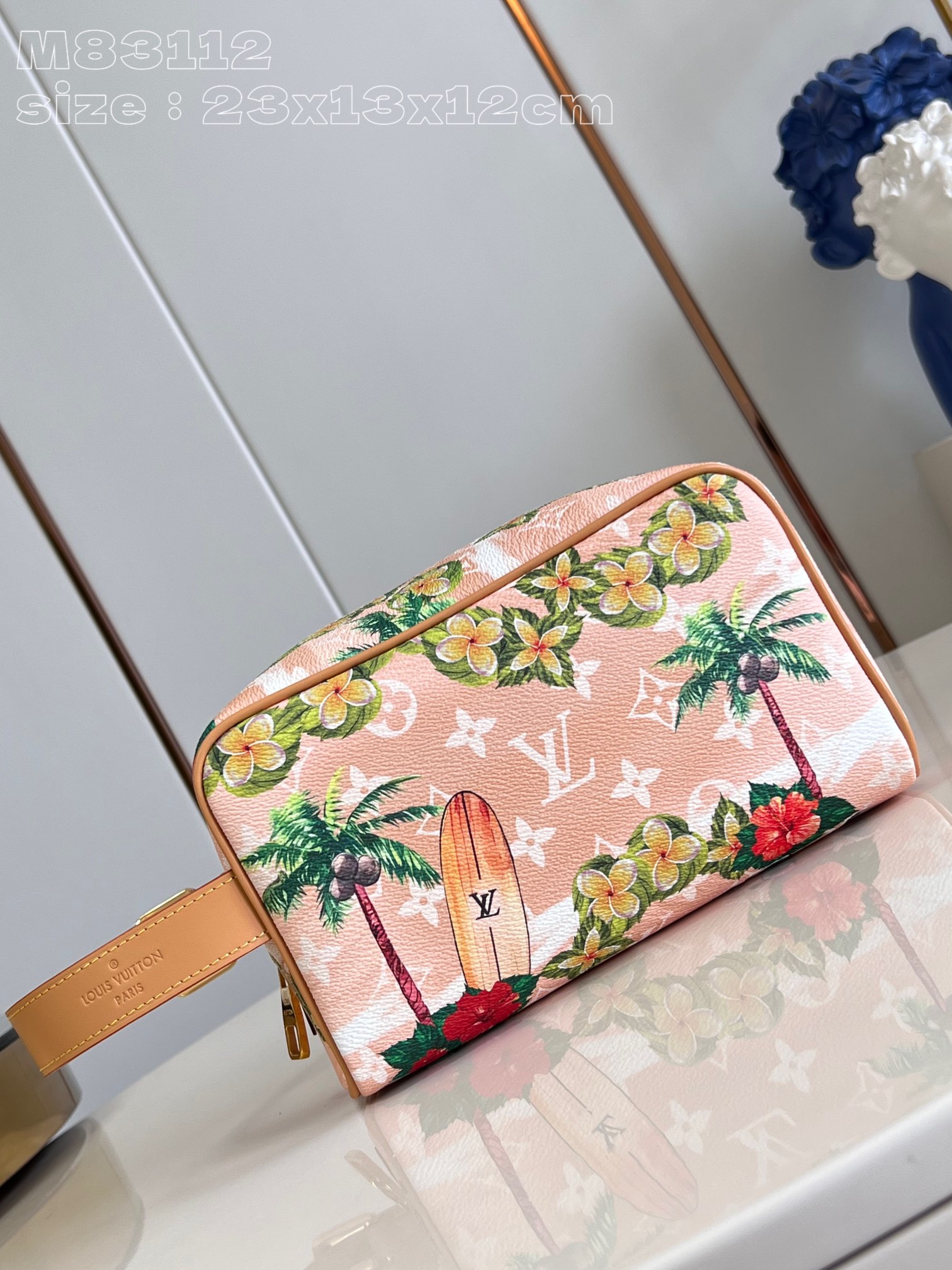 l**is V*t*n locker dopp kit