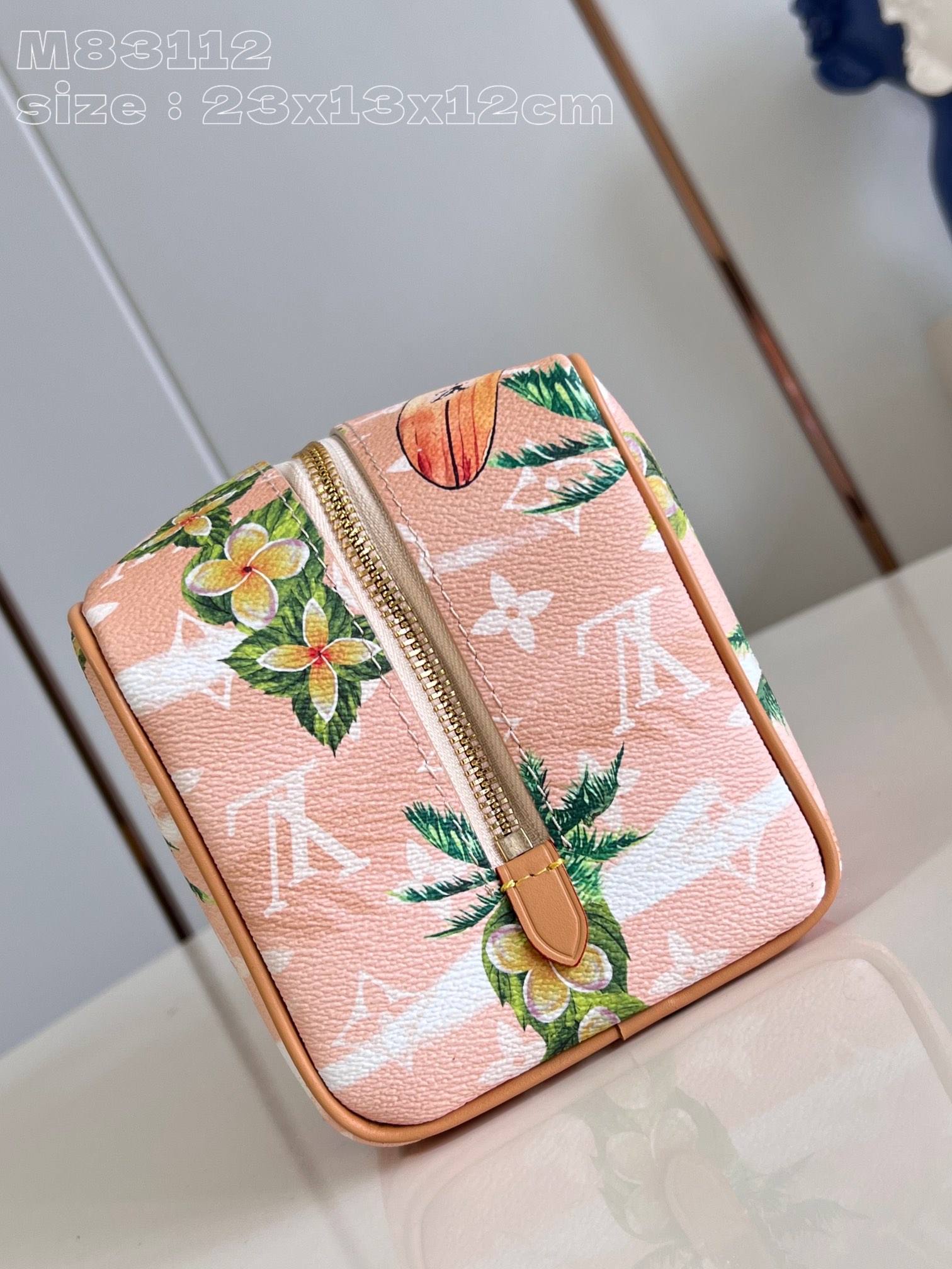 l**is V*t*n locker dopp kit