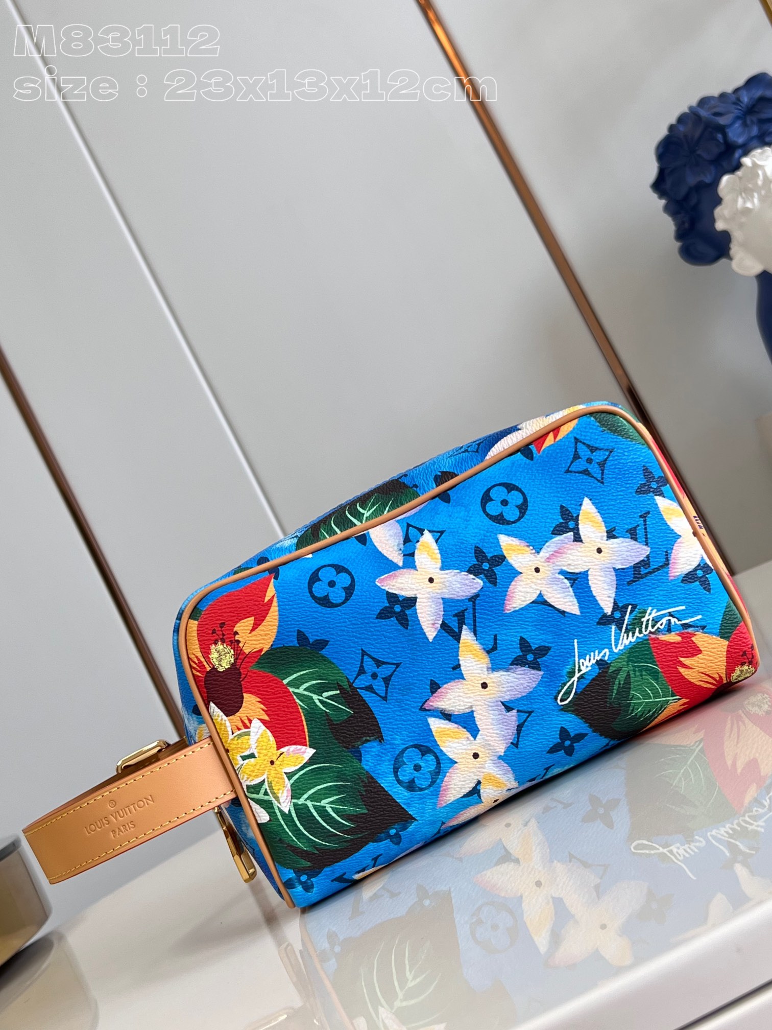 l**is V*t*n locker dopp kit