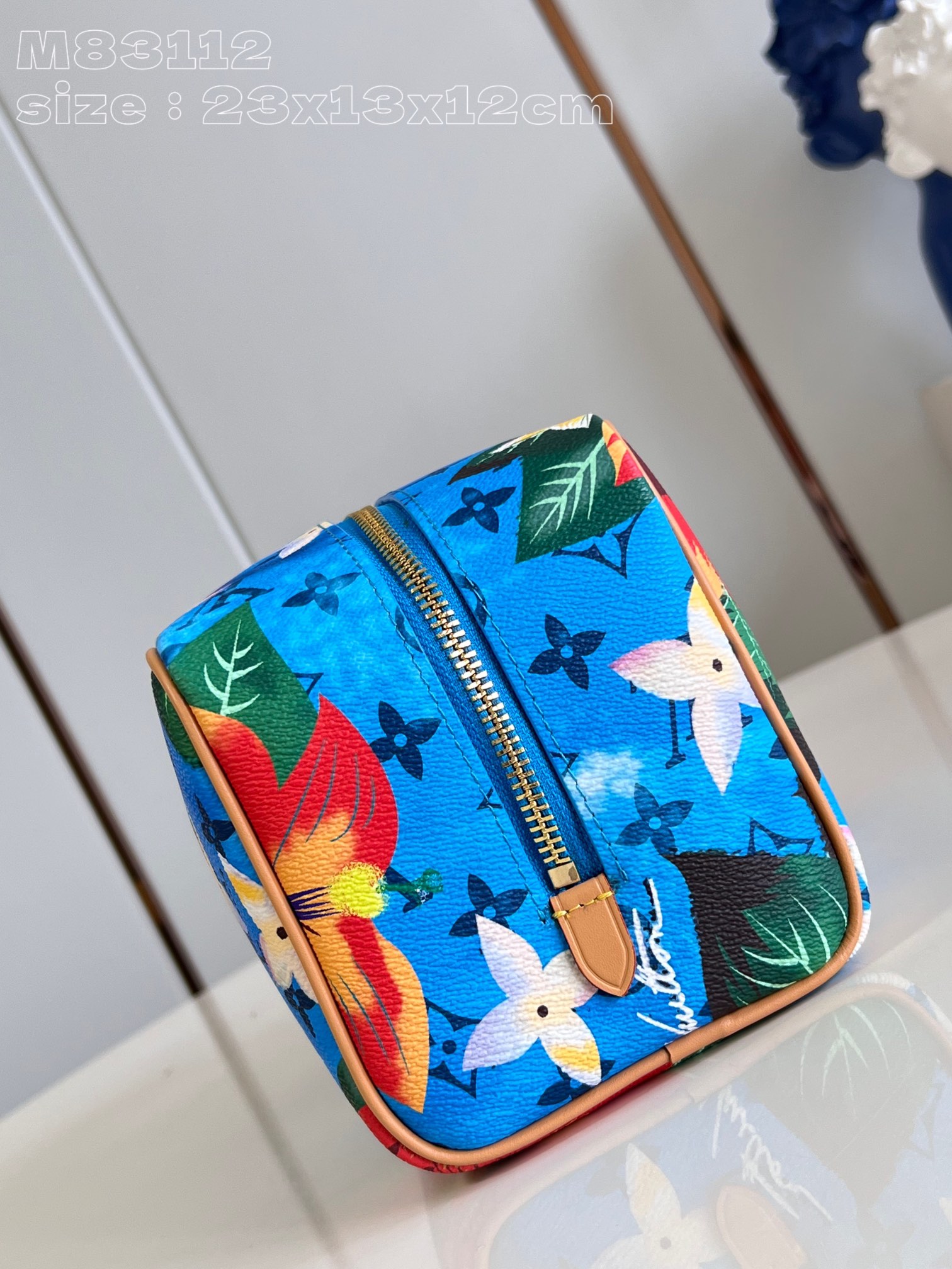 l**is V*t*n locker dopp kit