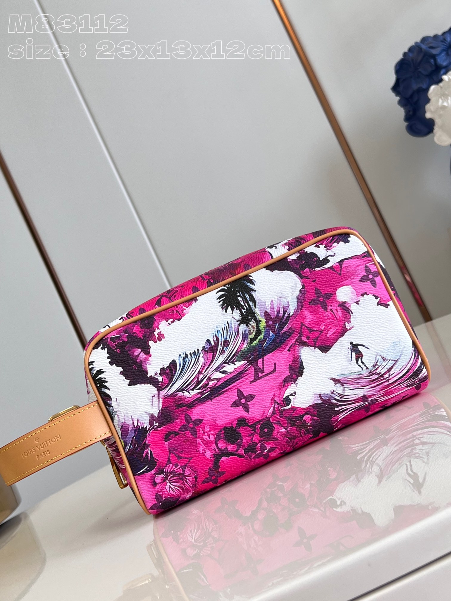 l**is V*t*n locker dopp kit