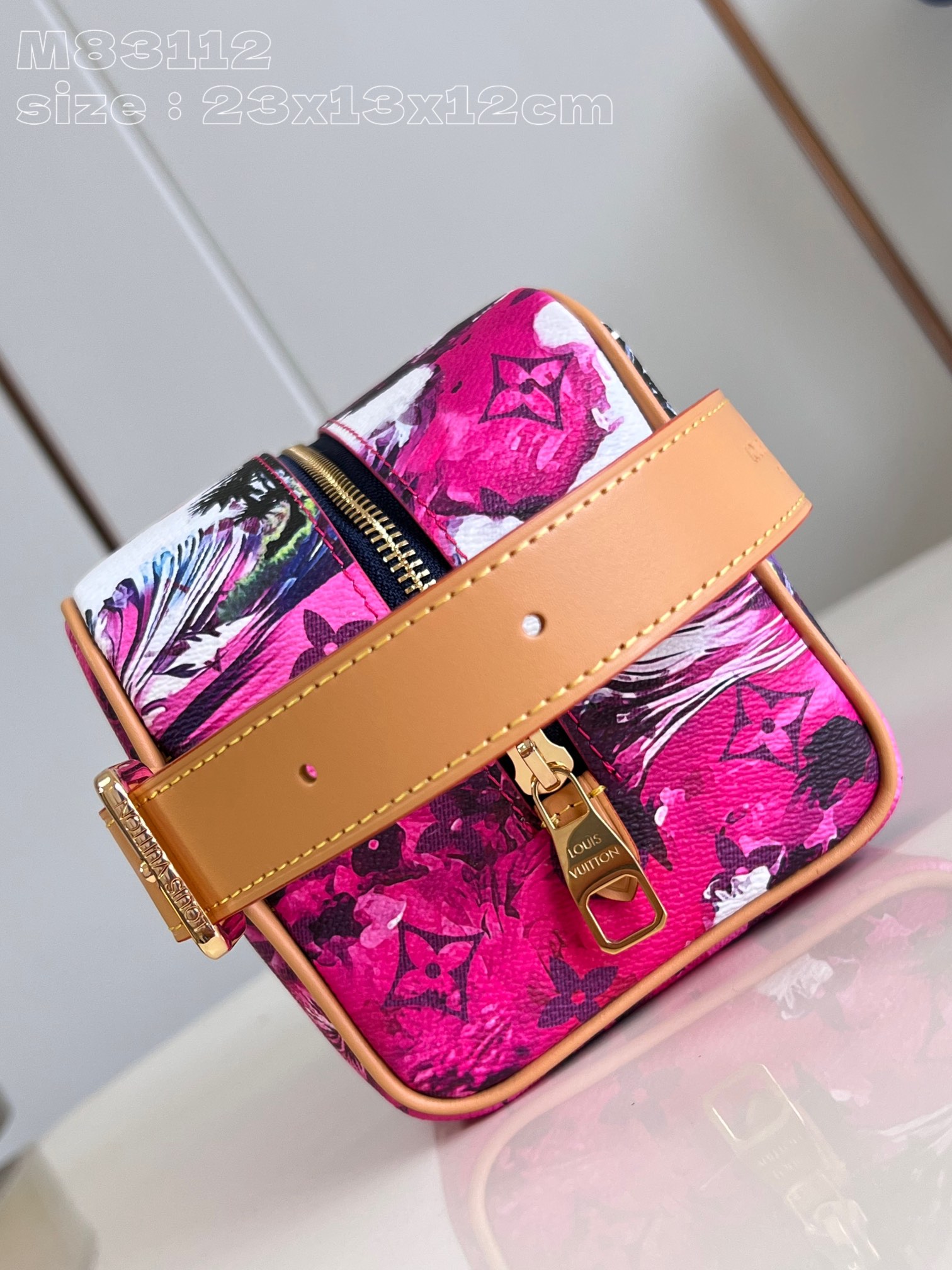 l**is V*t*n locker dopp kit