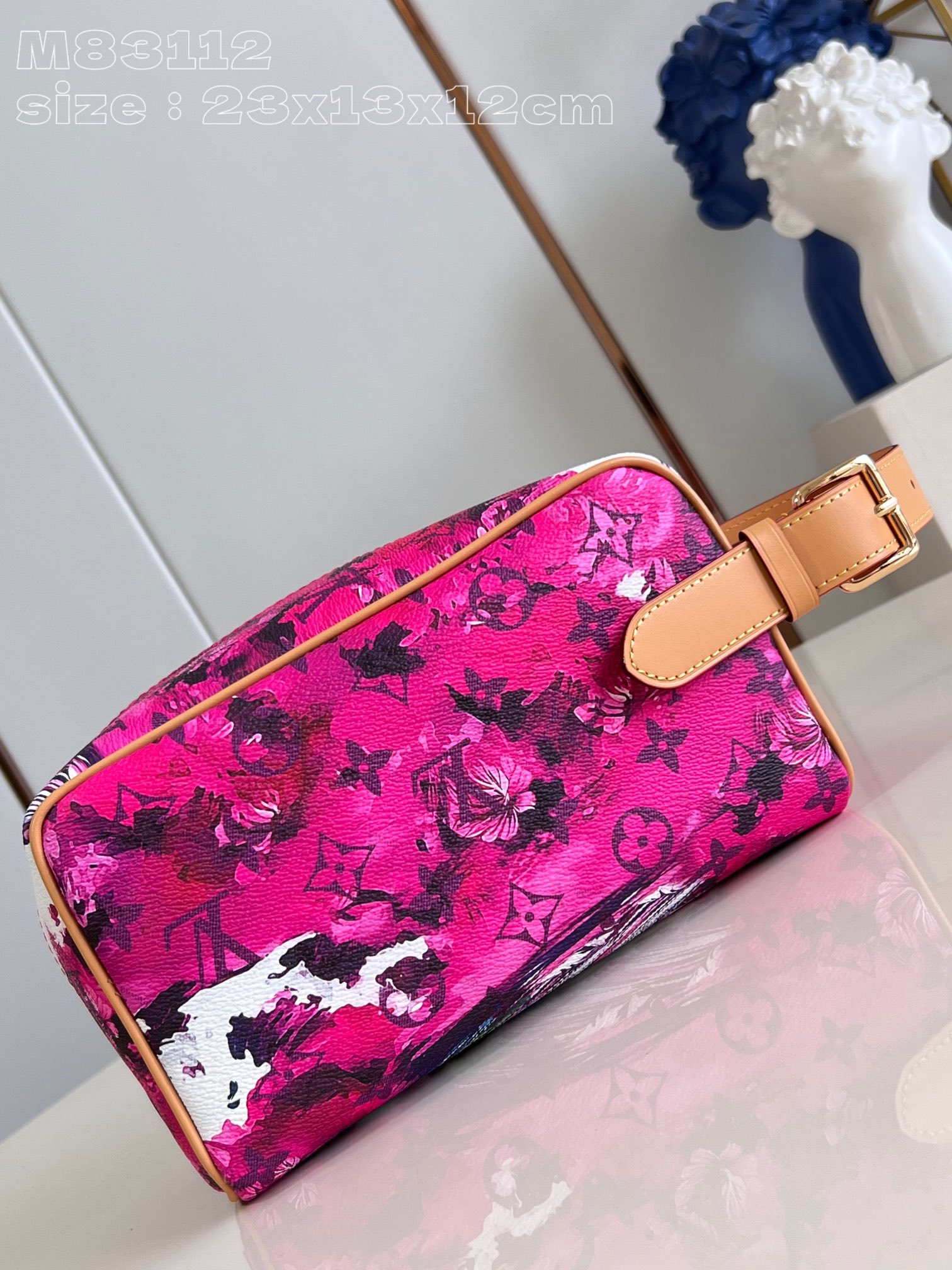 l**is V*t*n locker dopp kit
