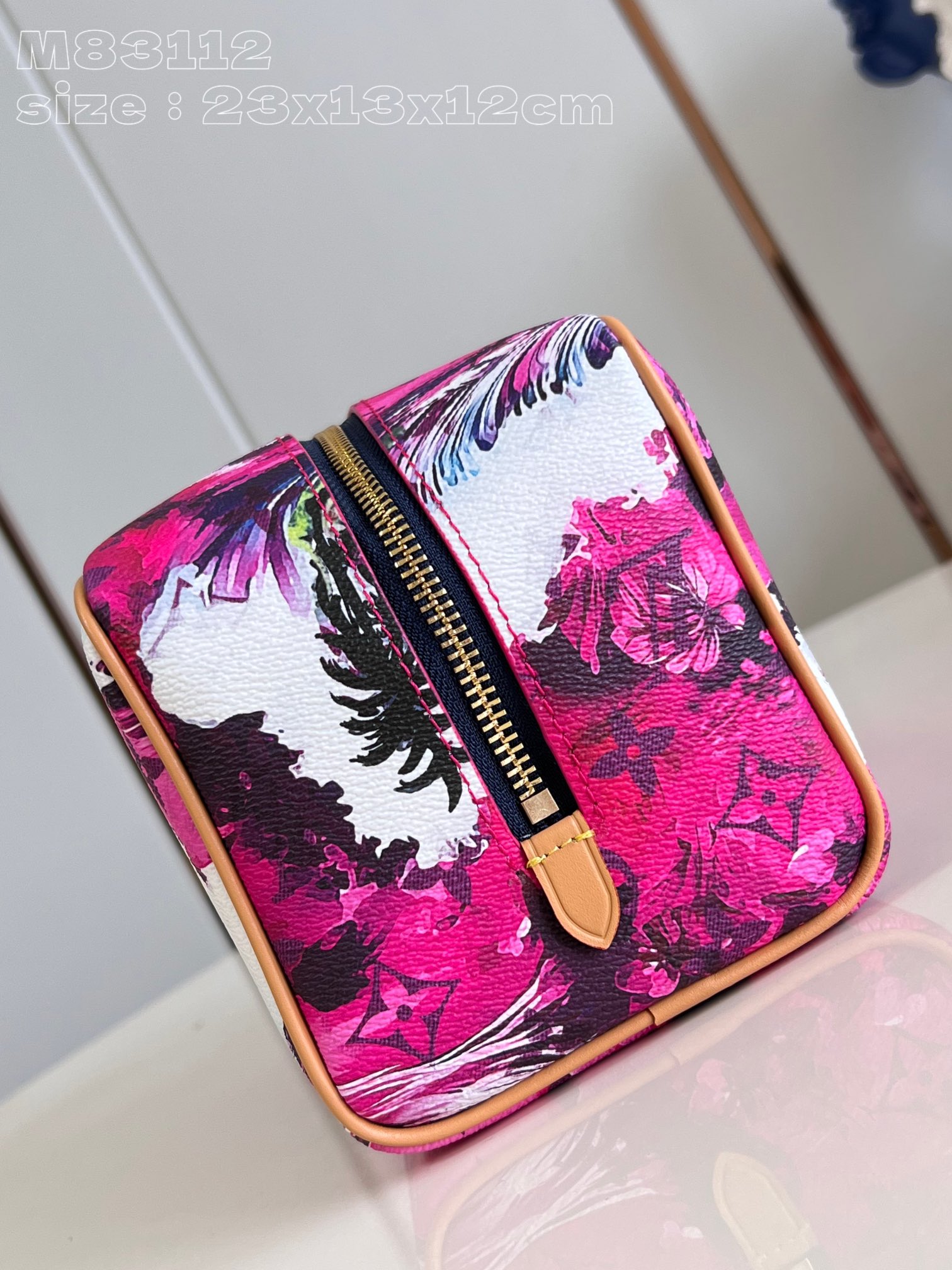 l**is V*t*n locker dopp kit