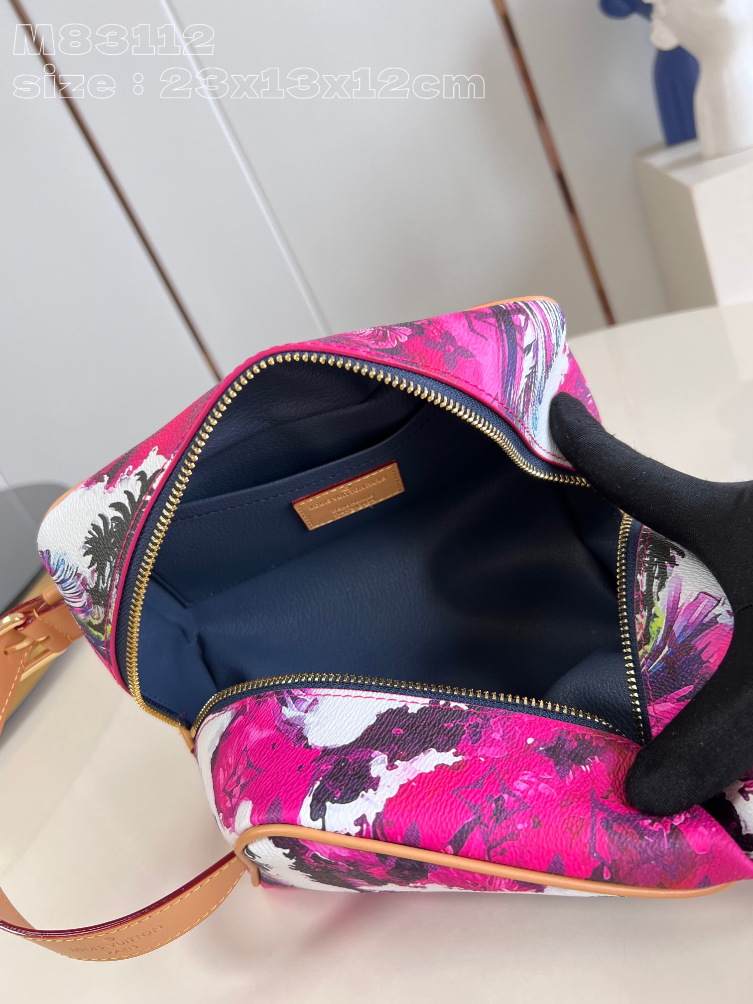 l**is V*t*n locker dopp kit