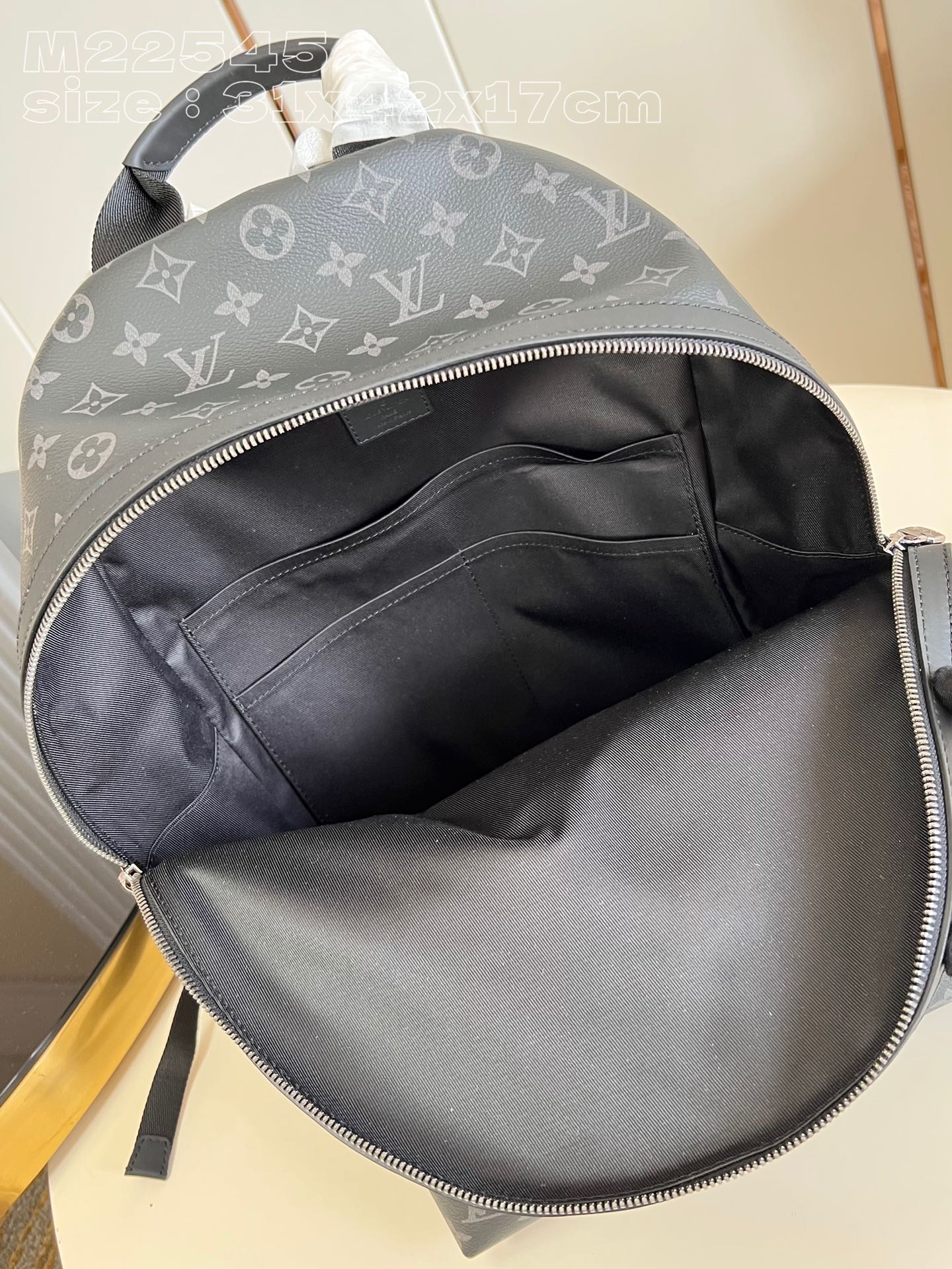 l**is V*t*n discovery backpack mm