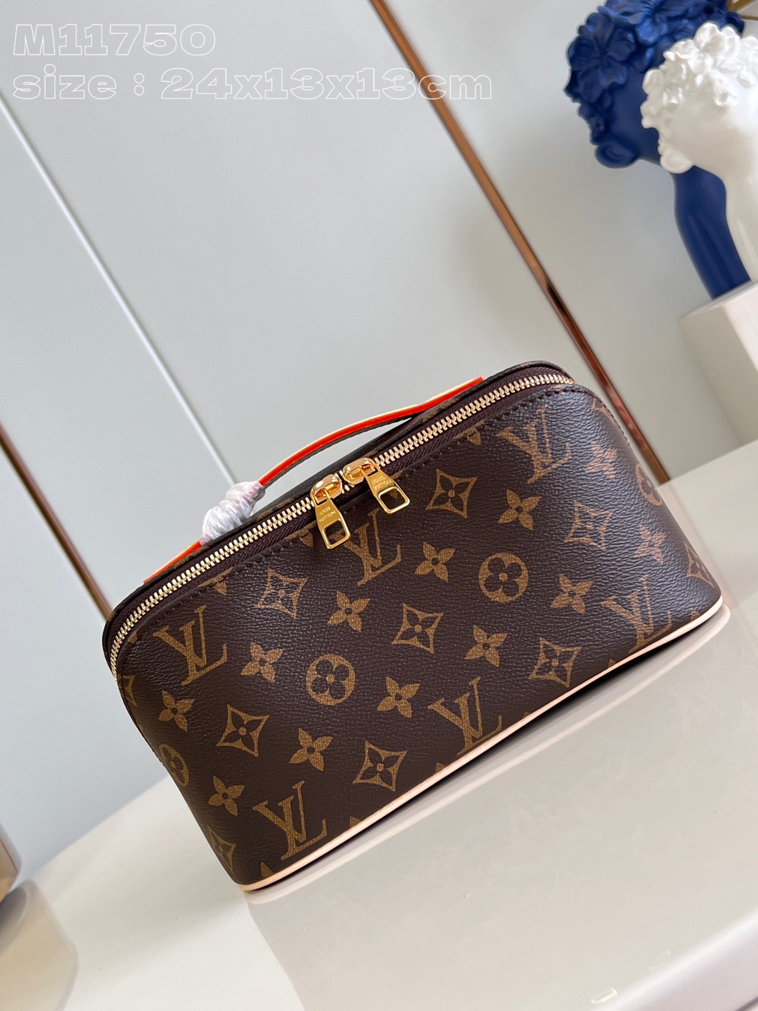 l**is V*t*n toiletry bag