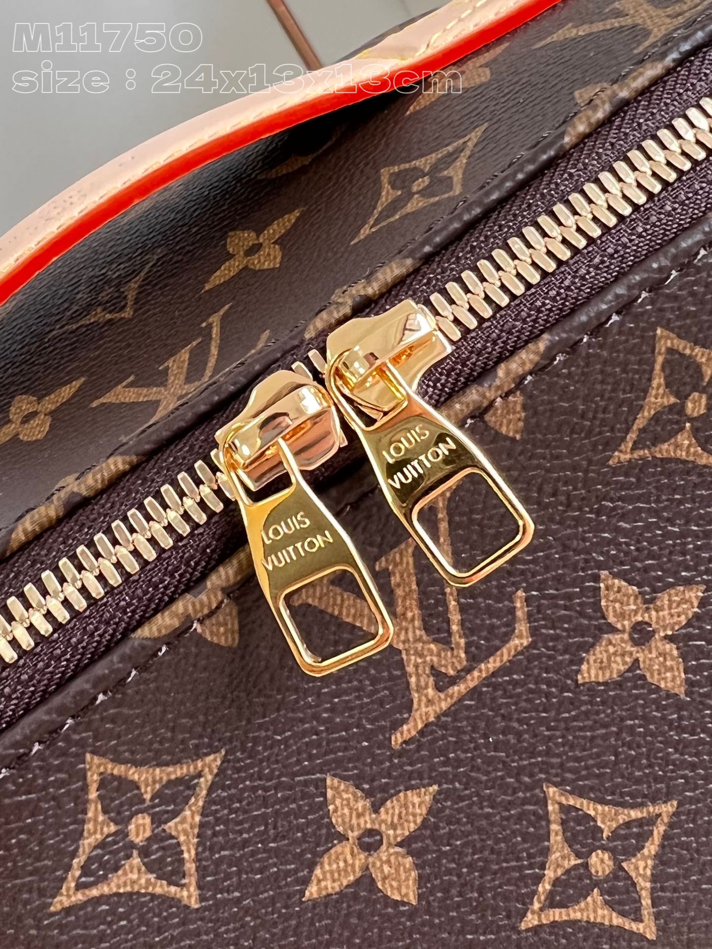 l**is V*t*n toiletry bag
