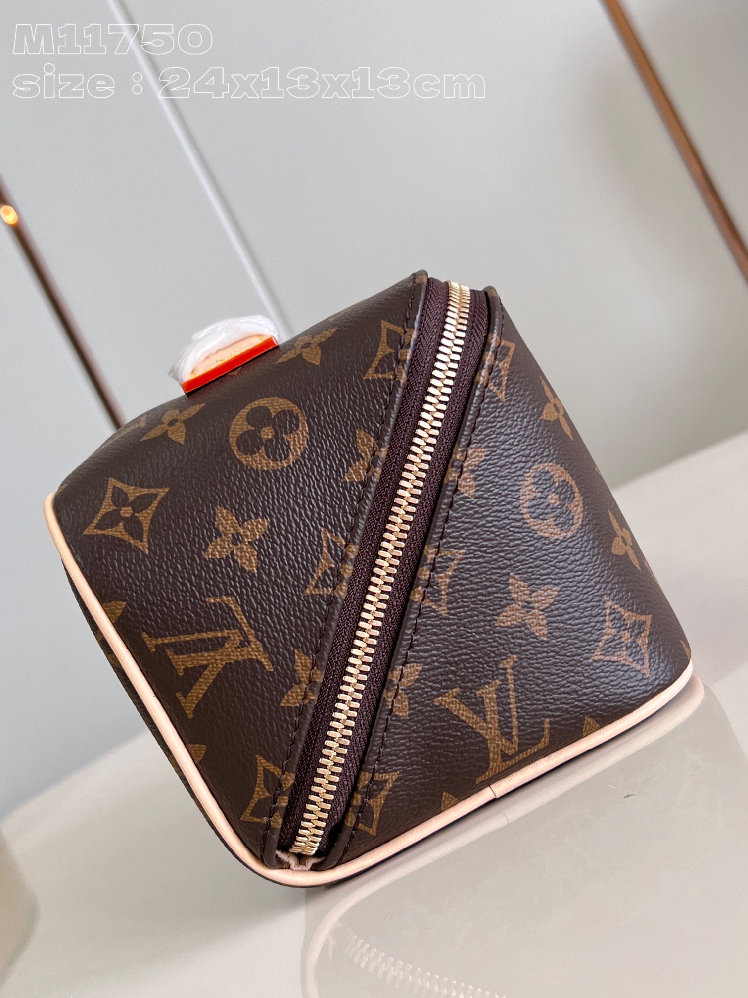 l**is V*t*n toiletry bag