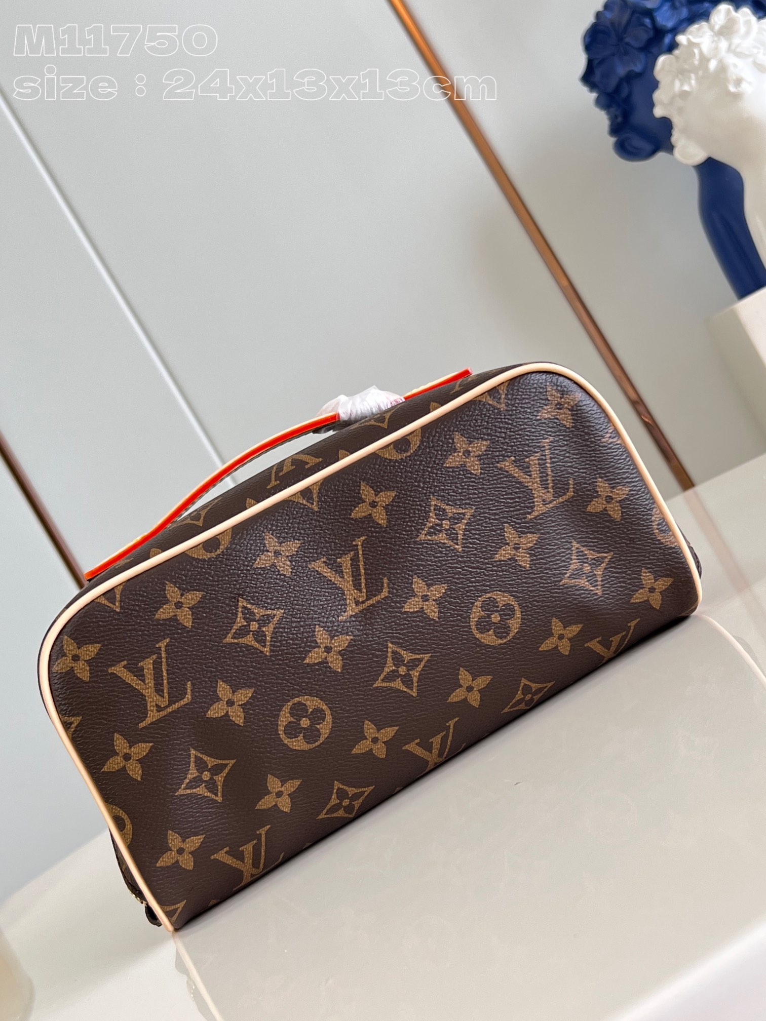 l**is V*t*n toiletry bag