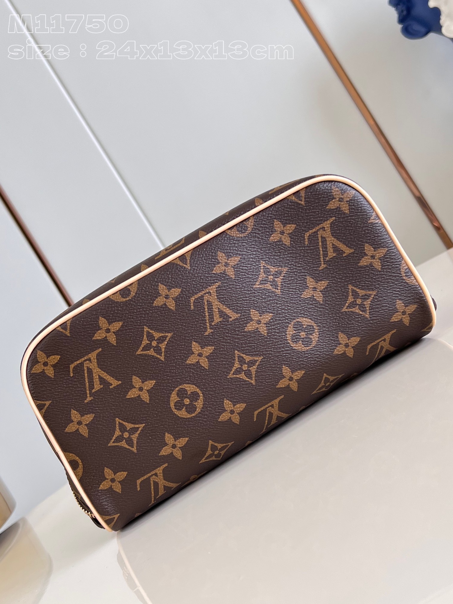 l**is V*t*n toiletry bag