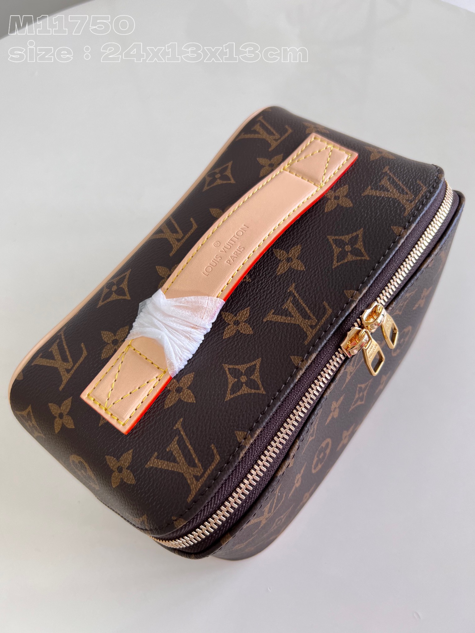 l**is V*t*n toiletry bag