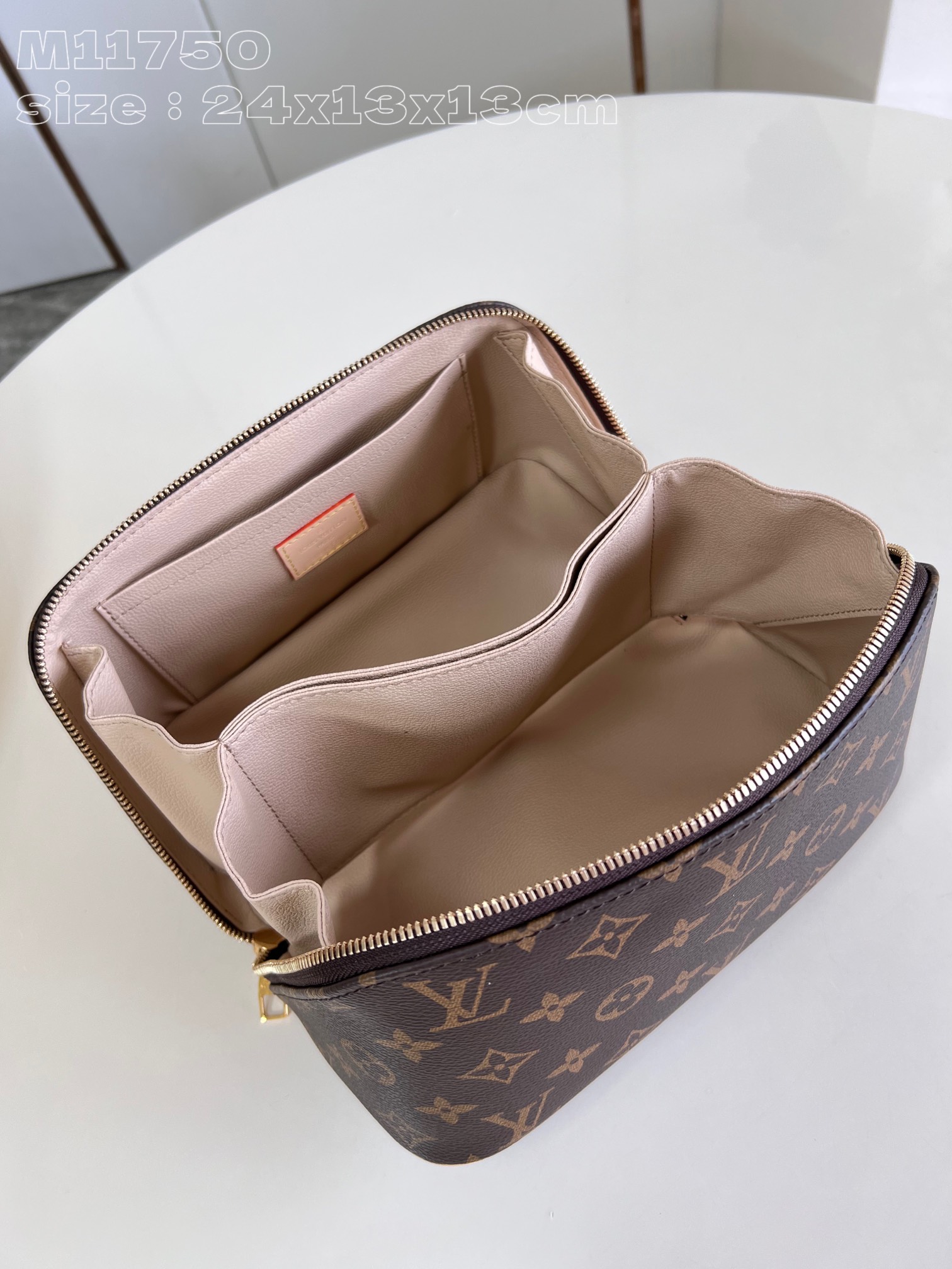 l**is V*t*n toiletry bag