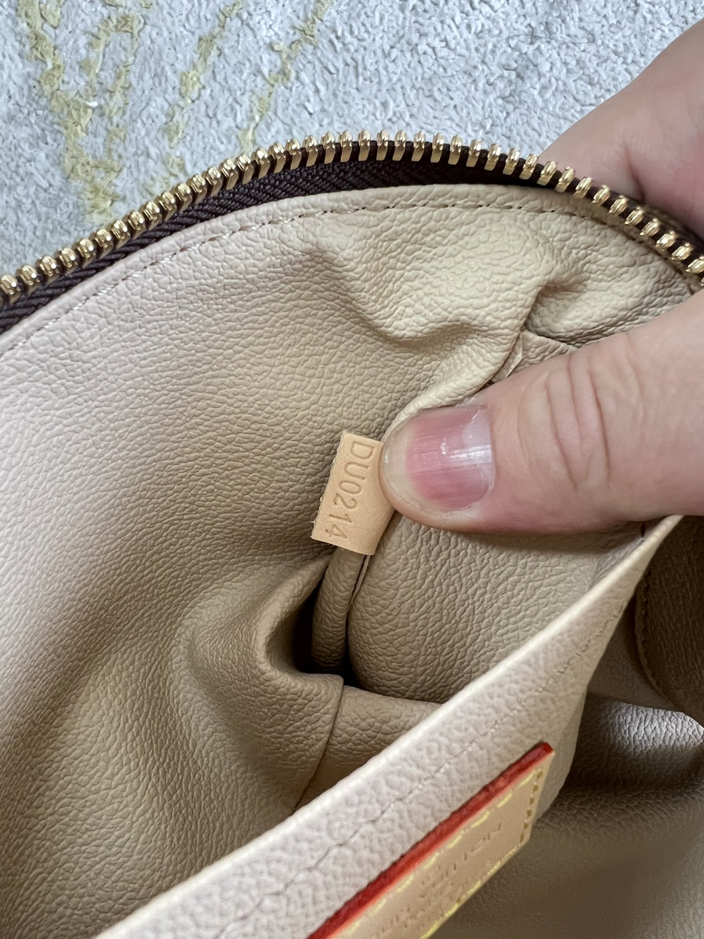 l**is V*t*n toiletry bag
