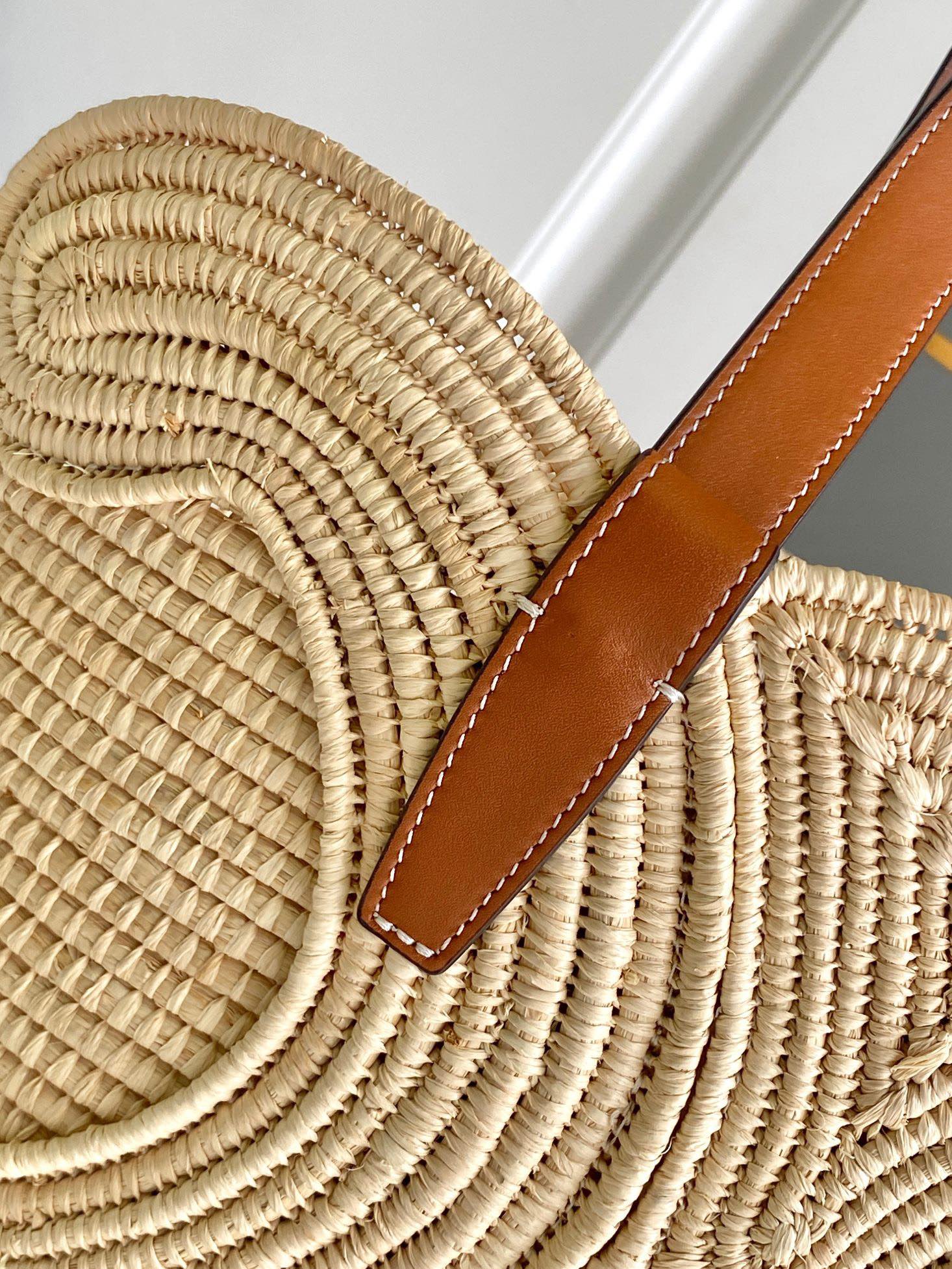 Ce**e Ce**e classic panier small braided triomphe in raffia and calfskin tan