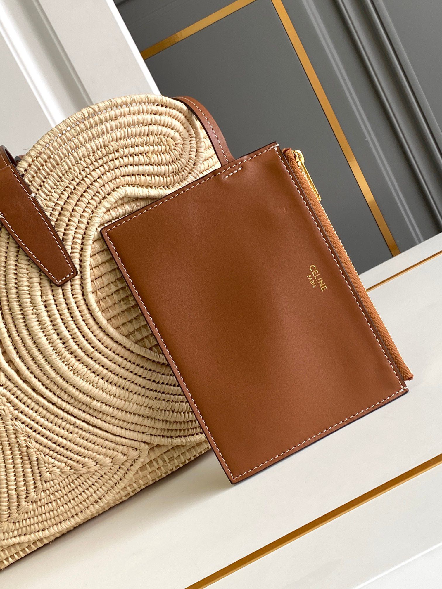 Ce**e Ce**e classic panier small braided triomphe in raffia and calfskin tan