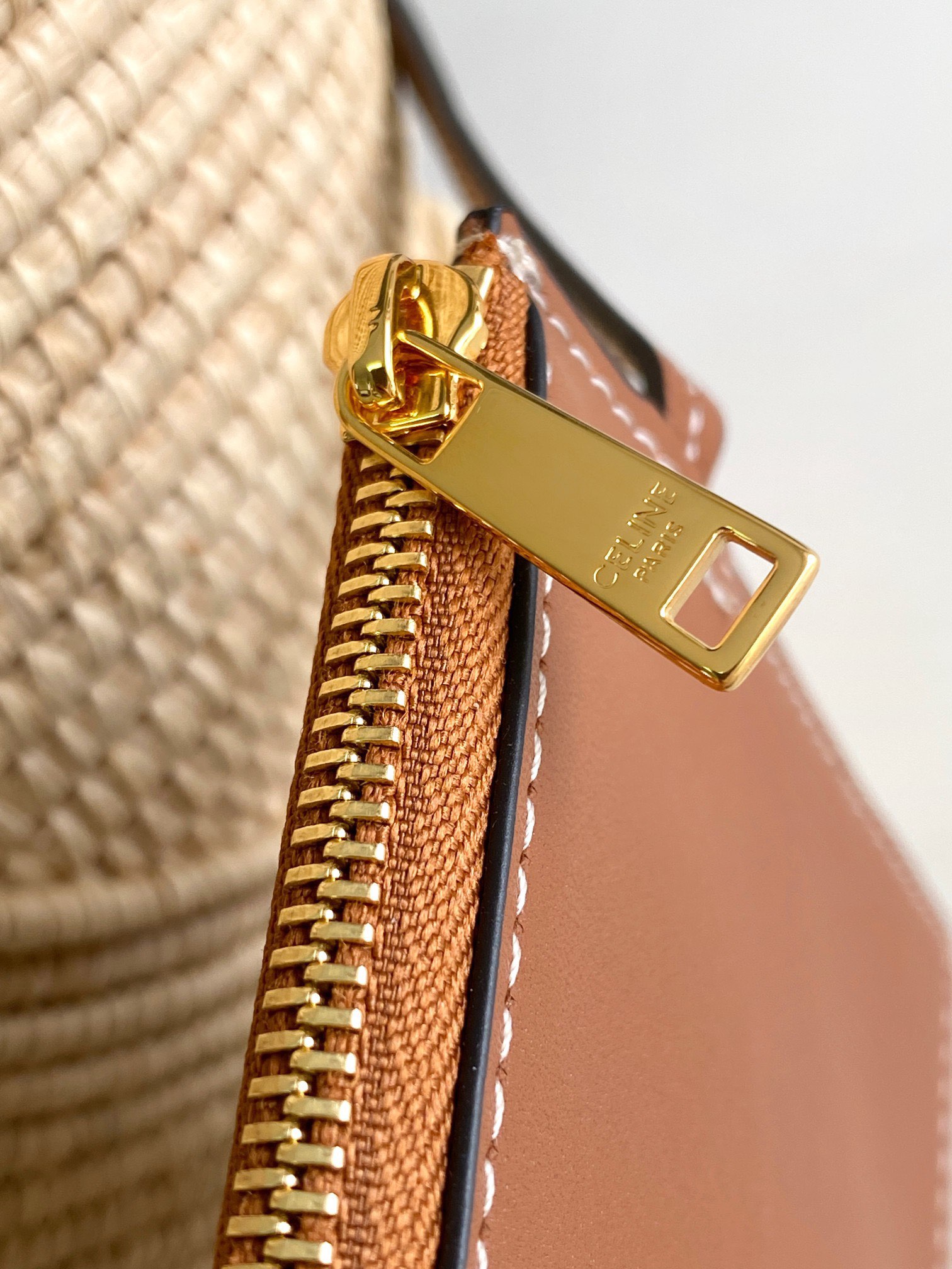 Ce**e Ce**e classic panier small braided triomphe in raffia and calfskin tan