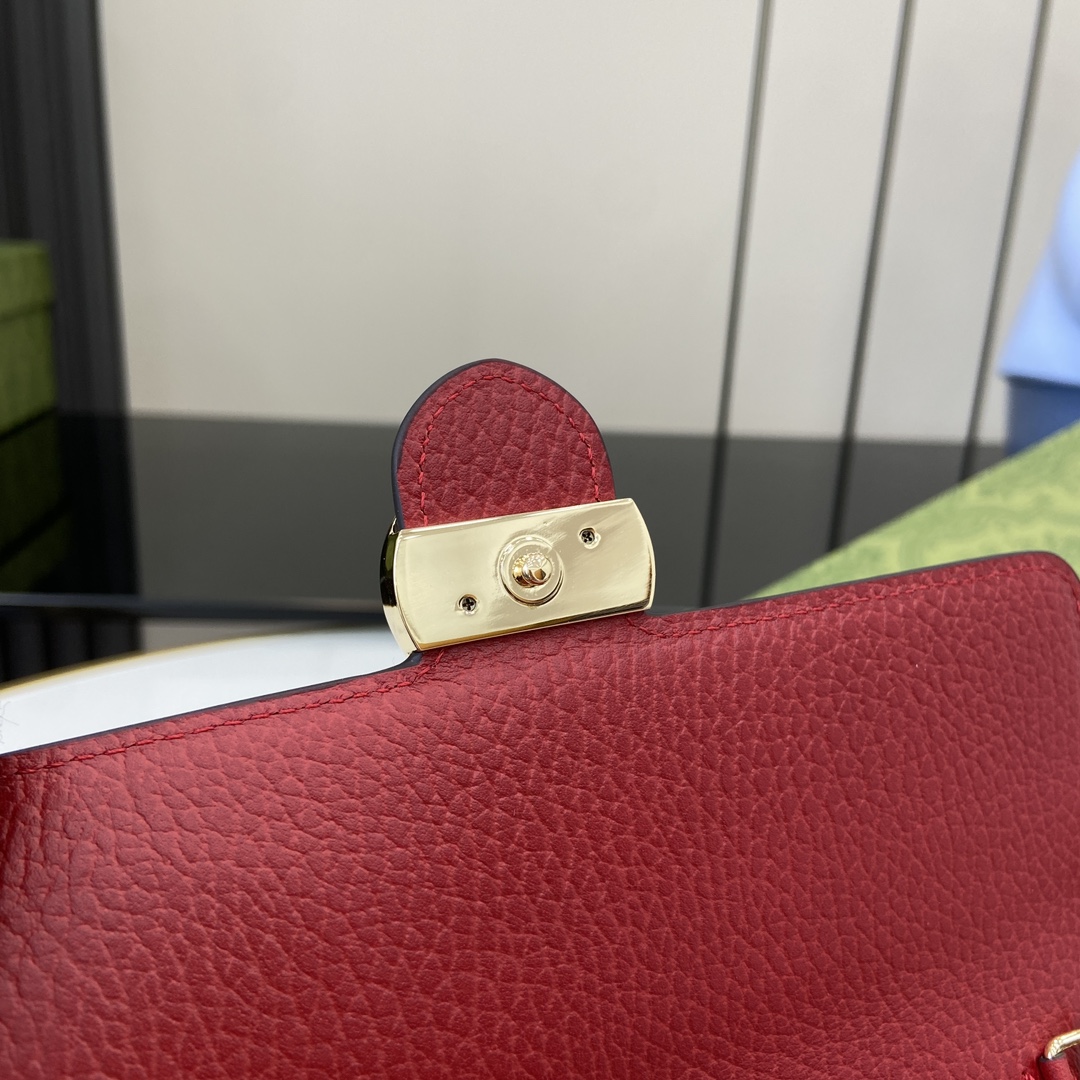 G*u*i interlocking g chain wallet