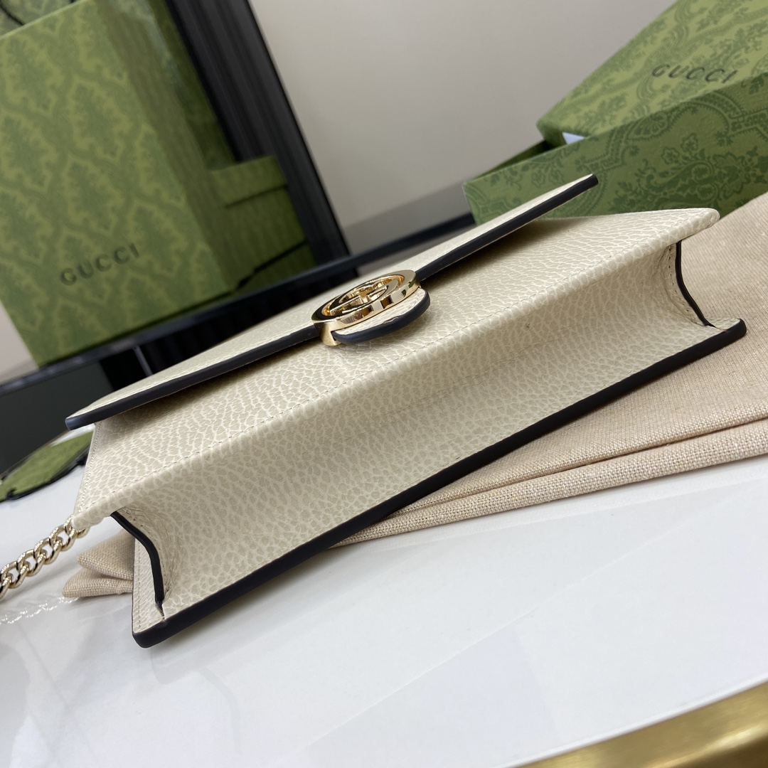 G*u*i interlocking g chain wallet