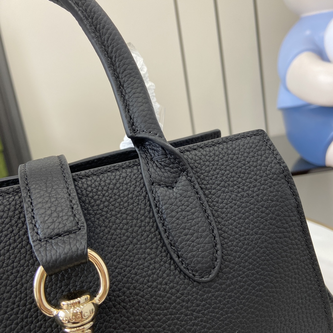 G*u*i small tote bag with hook closure