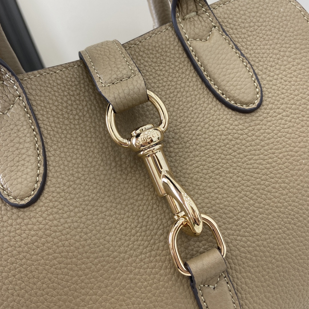 G*u*i small tote bag with hook closure