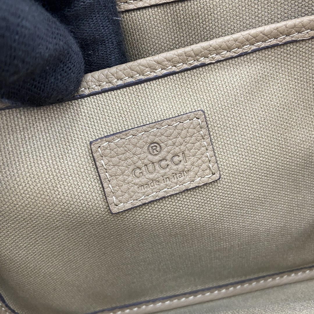 G*u*i small tote bag with hook closure