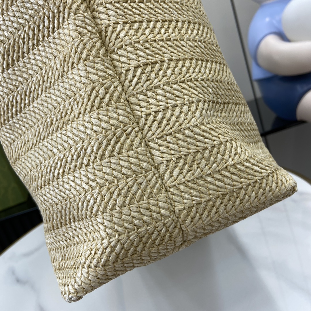 G*u*i medium straw-effect tote
