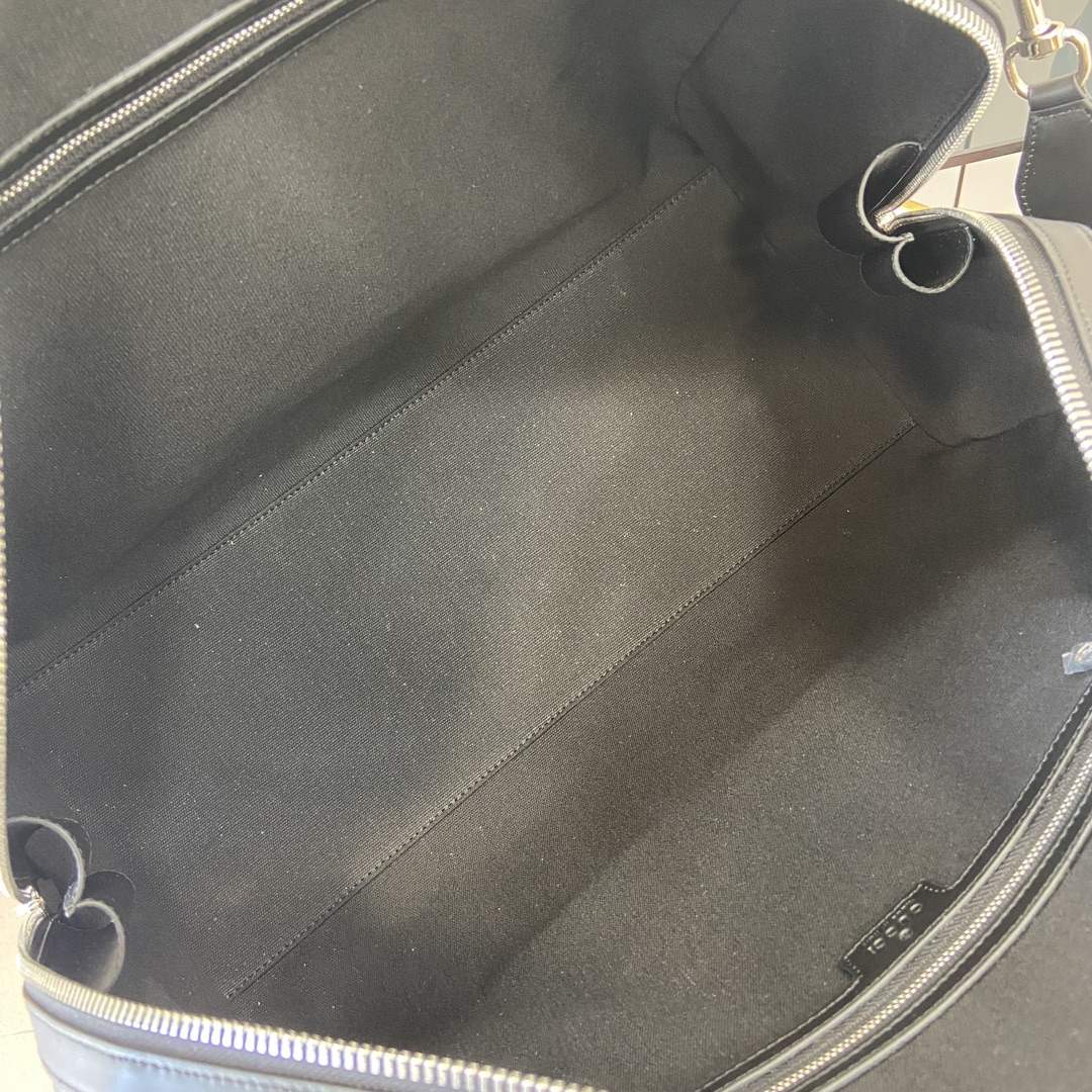 G*u*i gg duffle bag