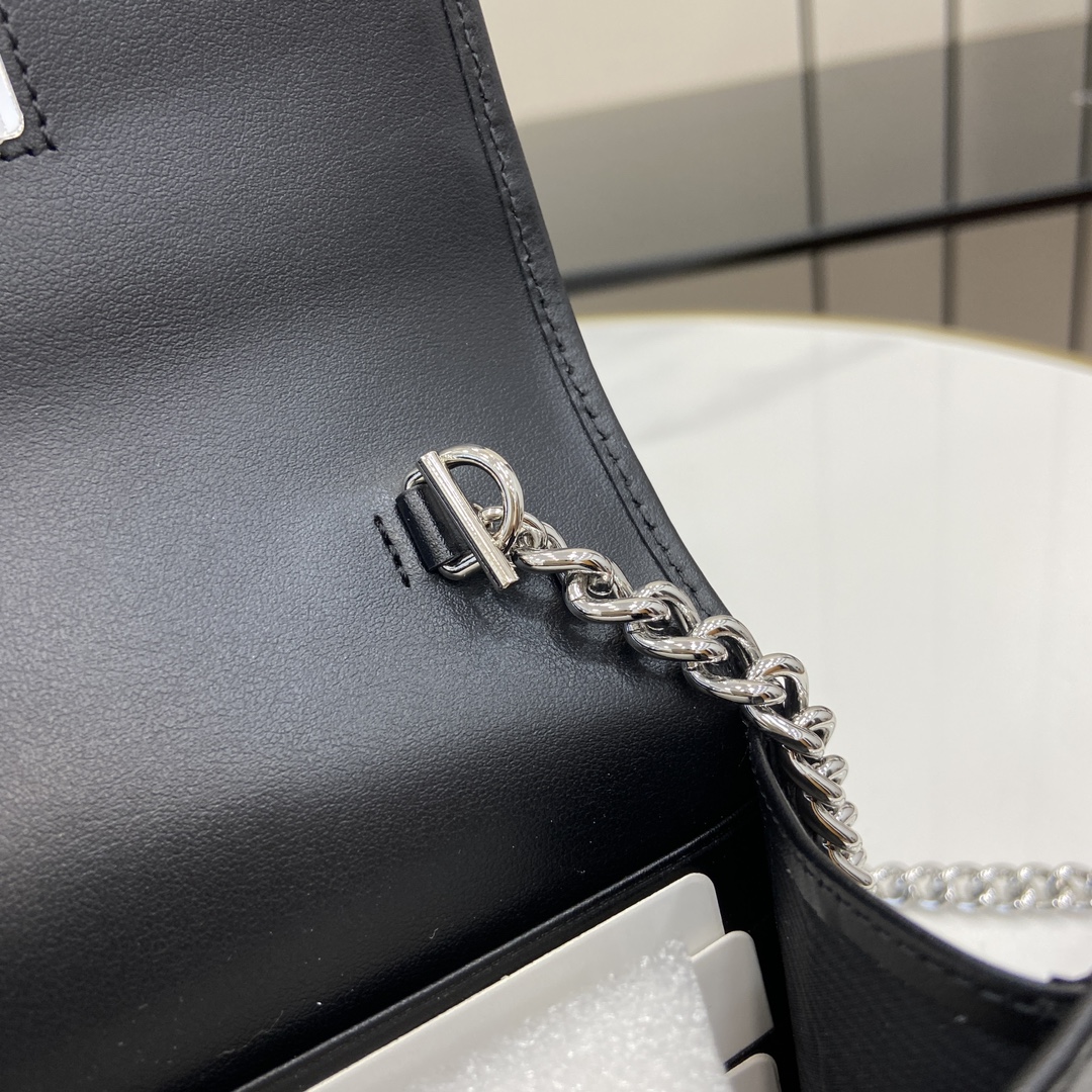 G*u*i gg marmont chain wallet