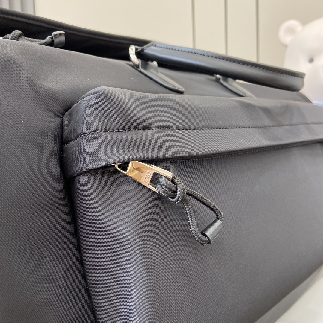 G*u*i large duffle bag in black nylon