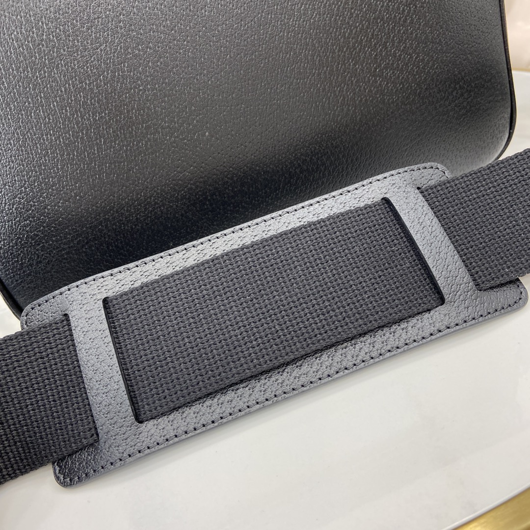 G*u*i medium gg crossbody bag with tag