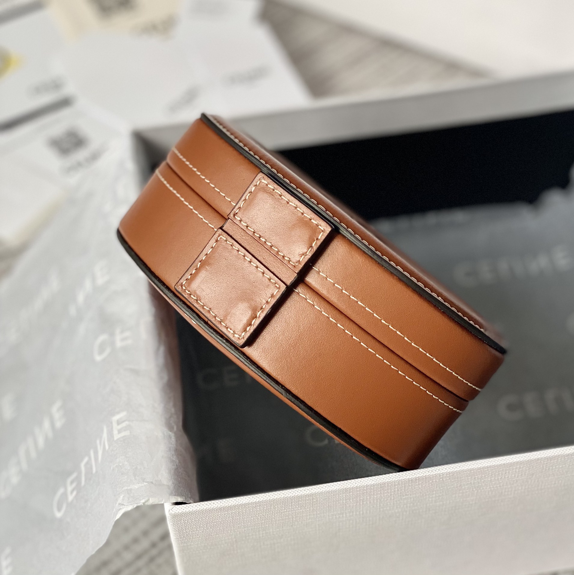 Ce**e oval minaudiere cuir triomphe