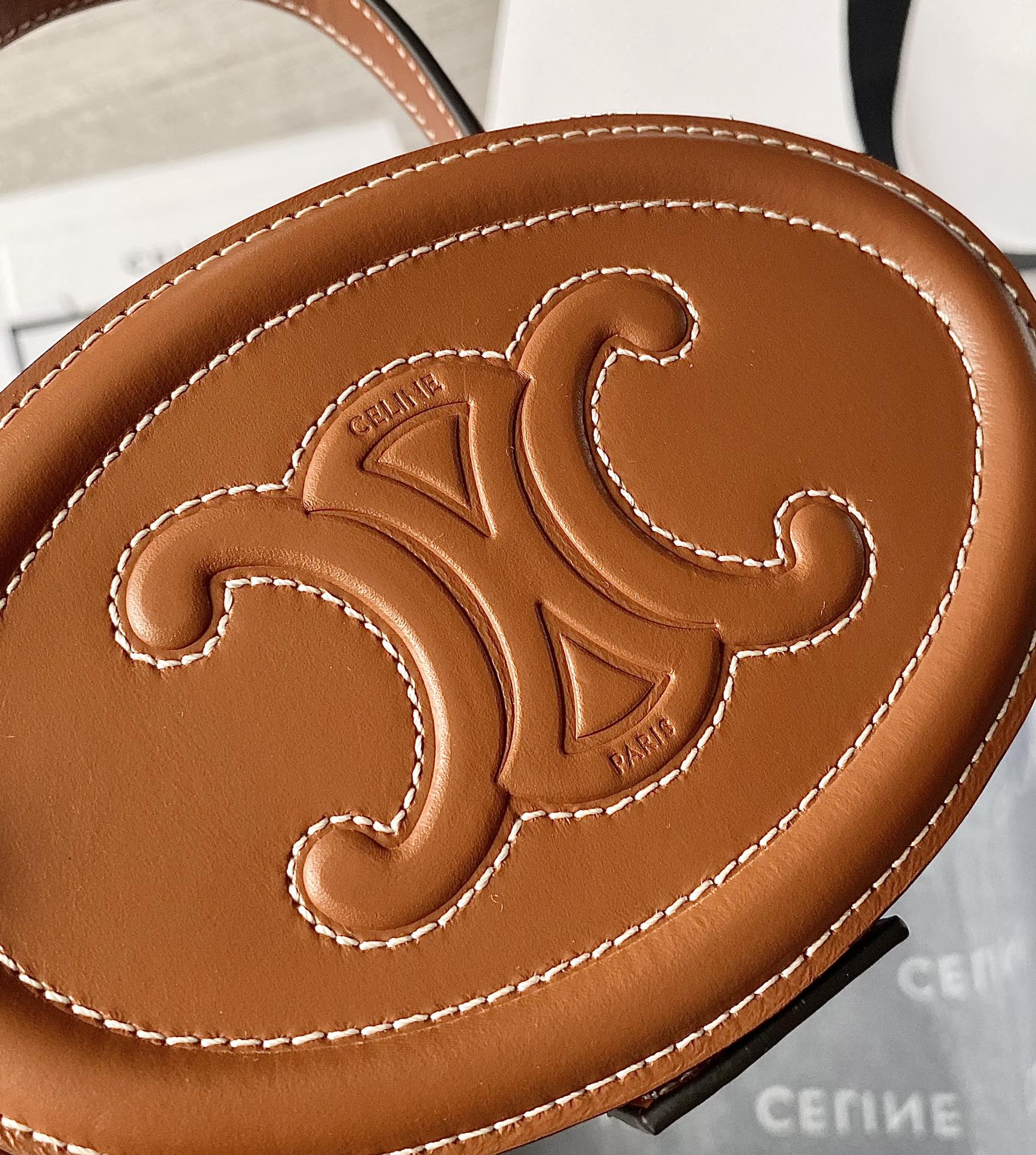 Ce**e oval minaudiere cuir triomphe