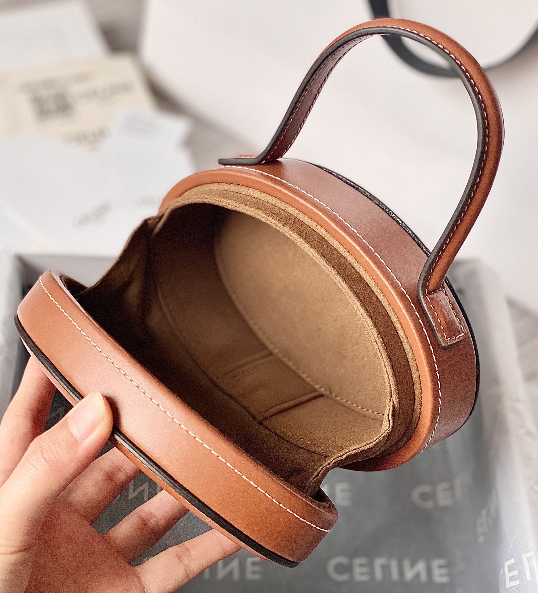 Ce**e oval minaudiere cuir triomphe