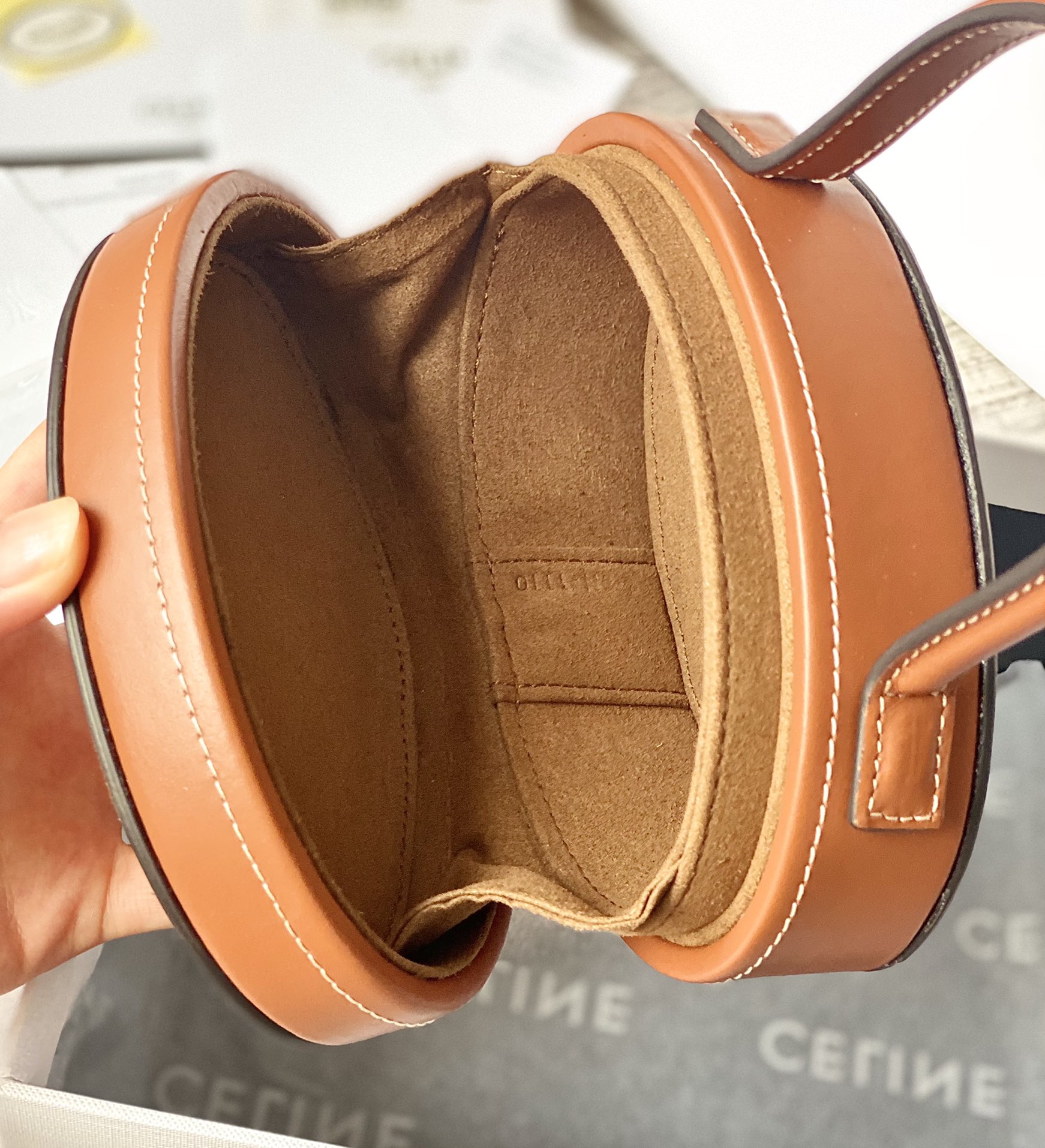 Ce**e oval minaudiere cuir triomphe