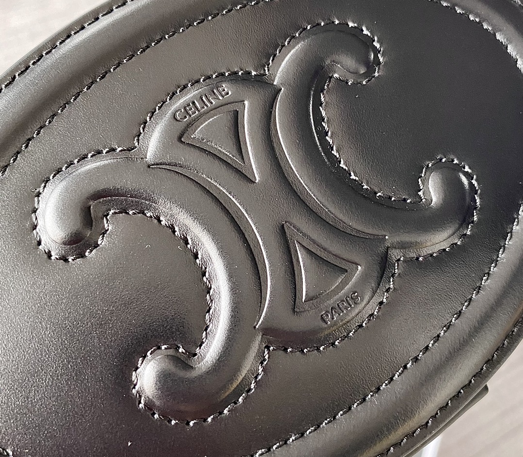 Ce**e oval minaudiere cuir triomphe